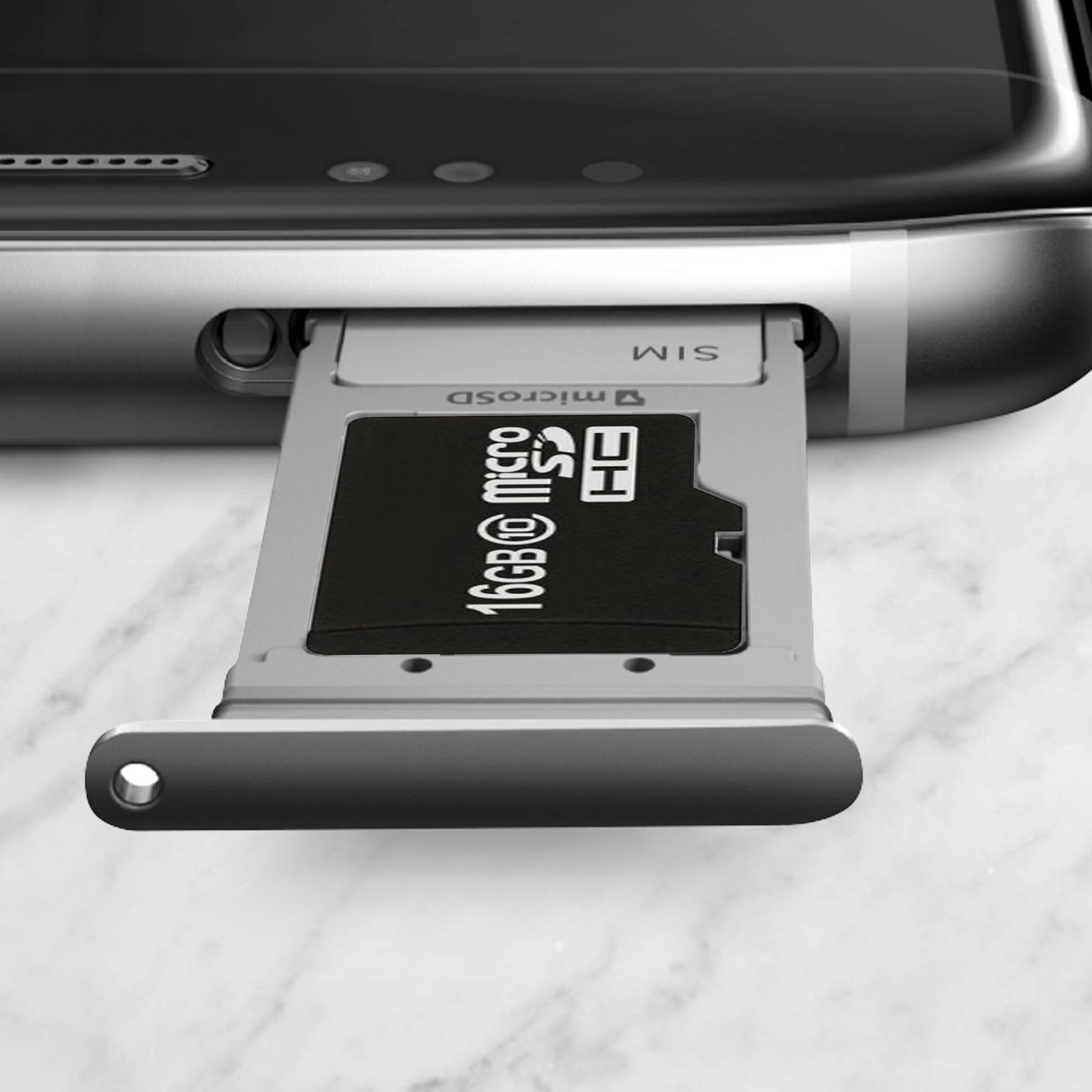 Telefon mit eingesetzter SD-Karte. Karte zeigt '16GB microSDHC'. Nahaufnahme.