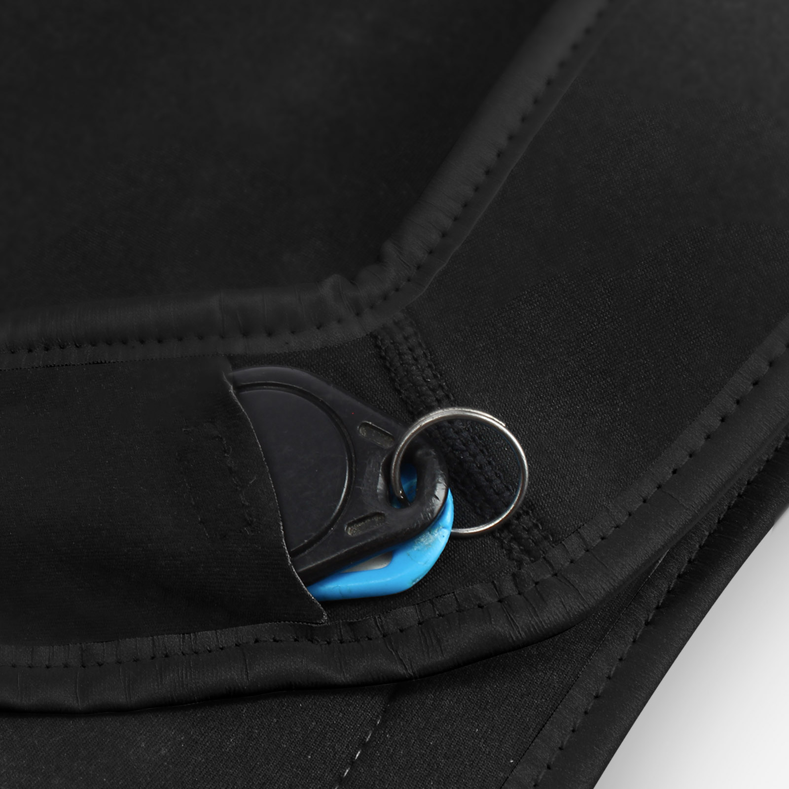 Schwarze Sportweste mit Schlüsseln in einer Tasche.