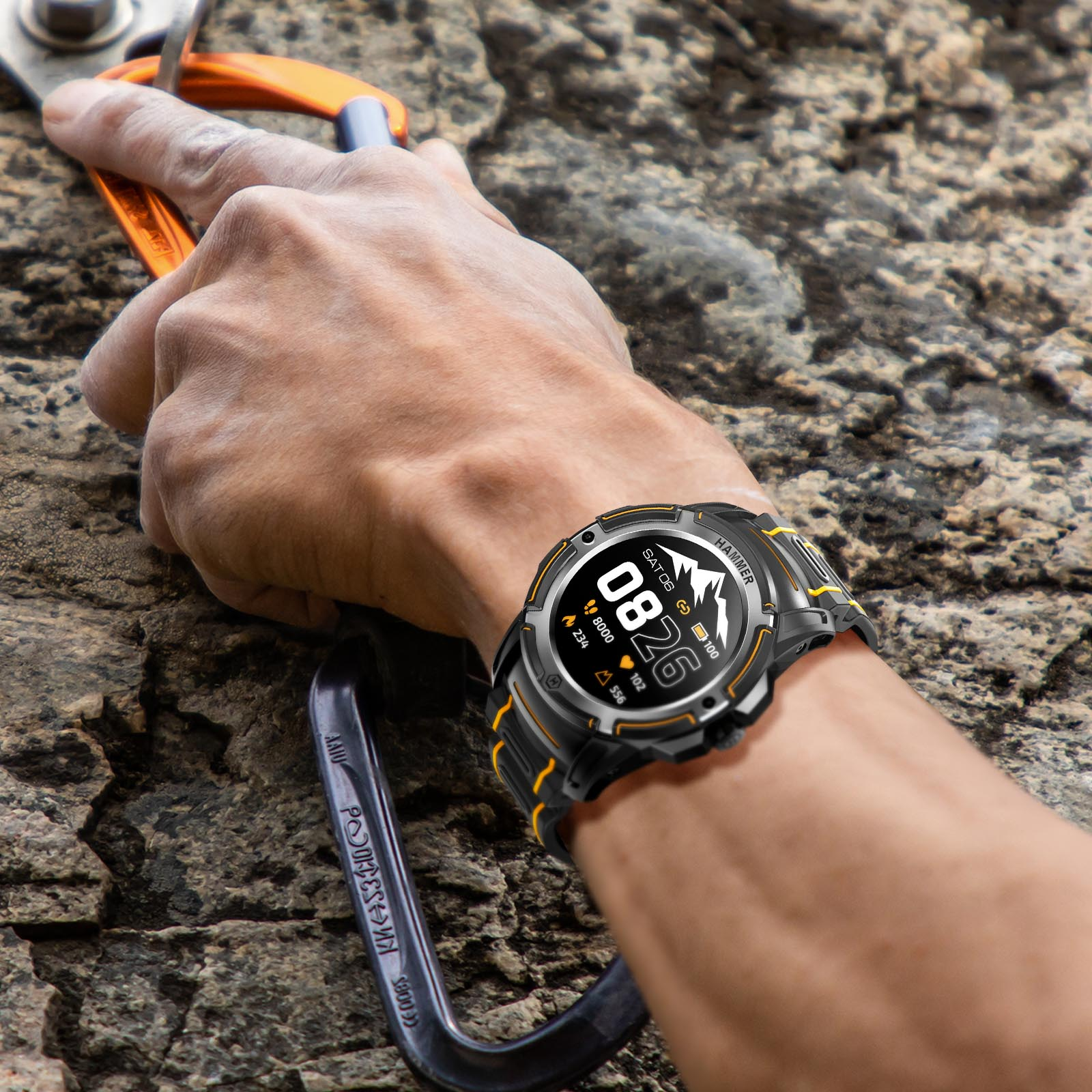 Die Hand einer Person, die eine Smartwatch trägt, mit einem Kletterkarabiner im Hintergrund.