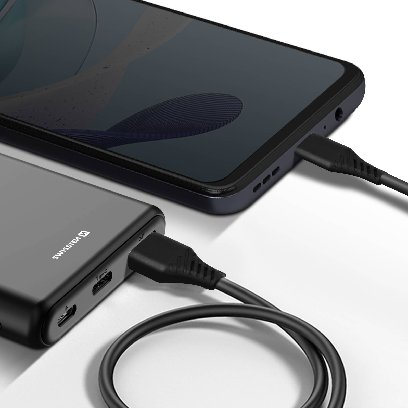 Telefono in carica con cavo nero. Power bank nero con logo.