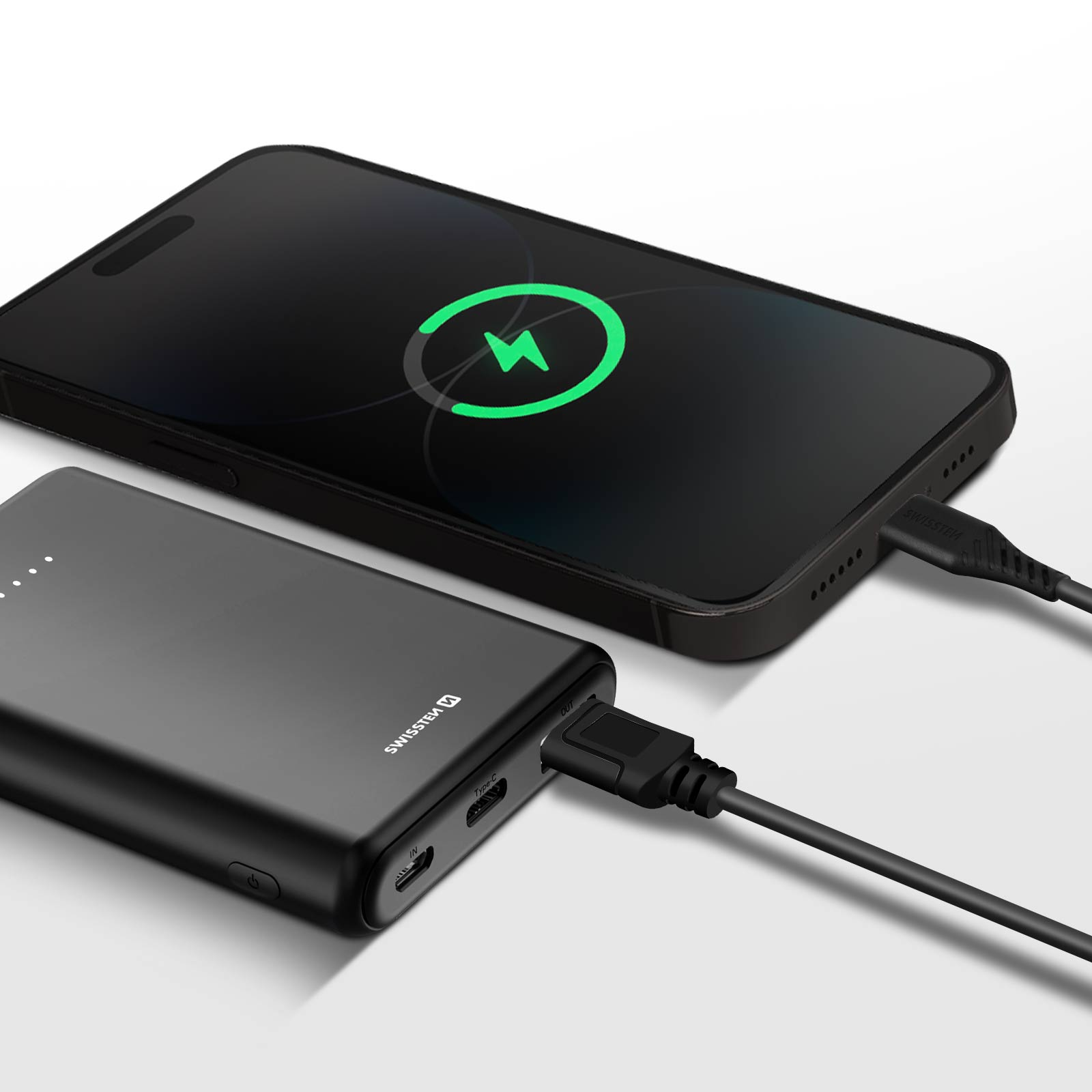 Power bank nero che carica telefono nero, simbolo di carica, sfondo bianco.