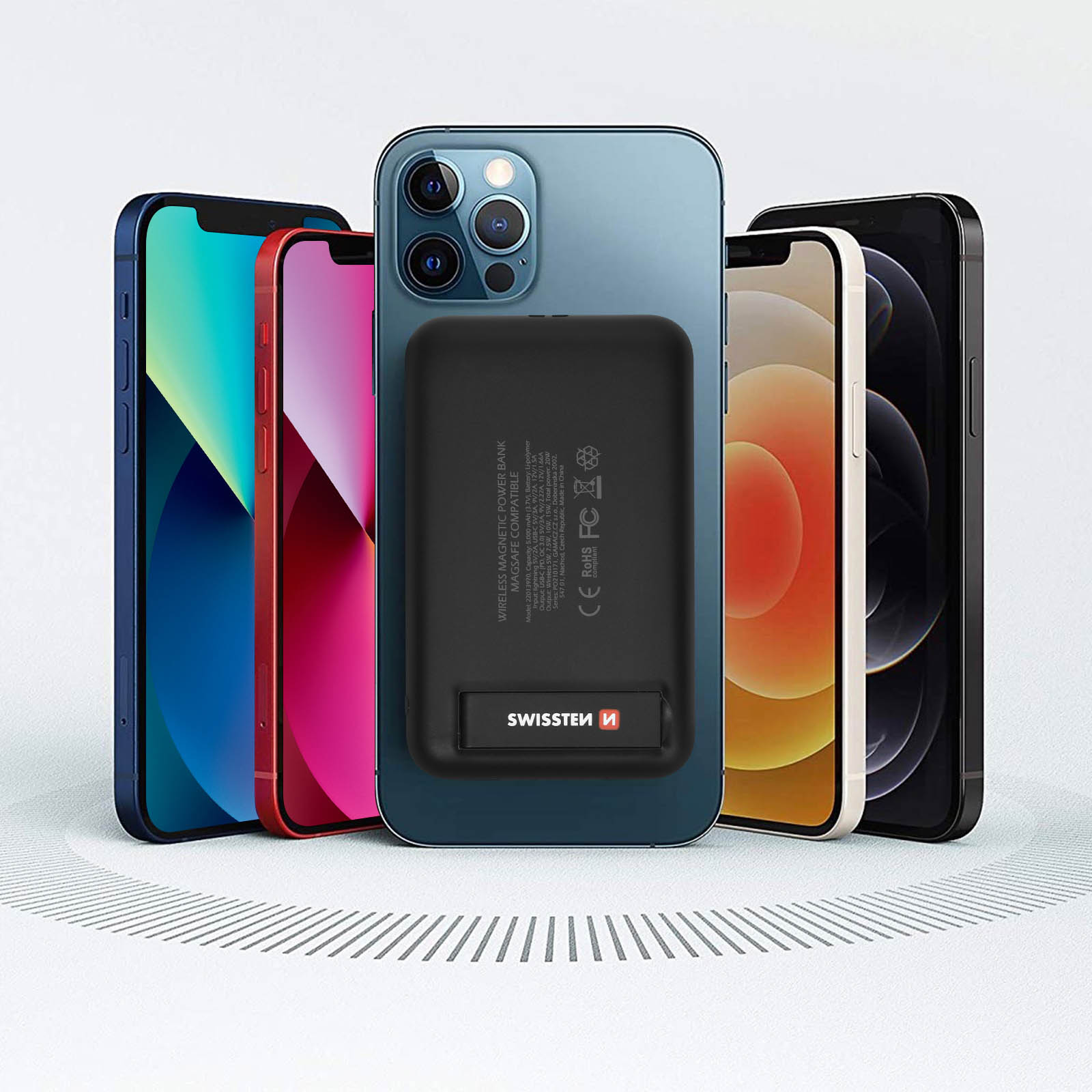 Vier Smartphones mit einer schwarzen Powerbank. Sie haben unterschiedliche Farben.