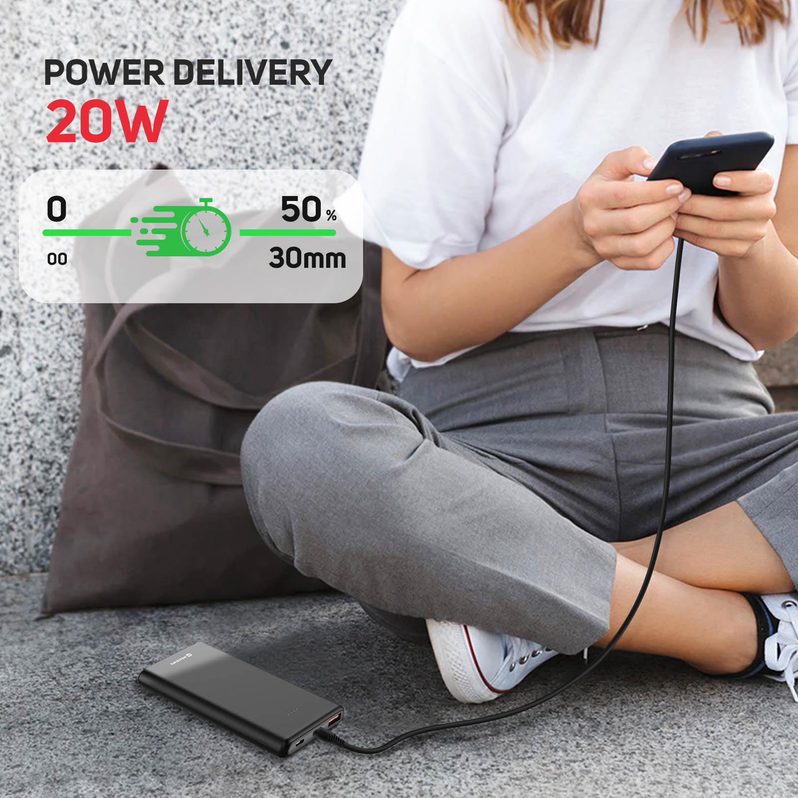 Person lädt Telefon mit Powerbank. Grafik zeigt Leistungsdaten.
