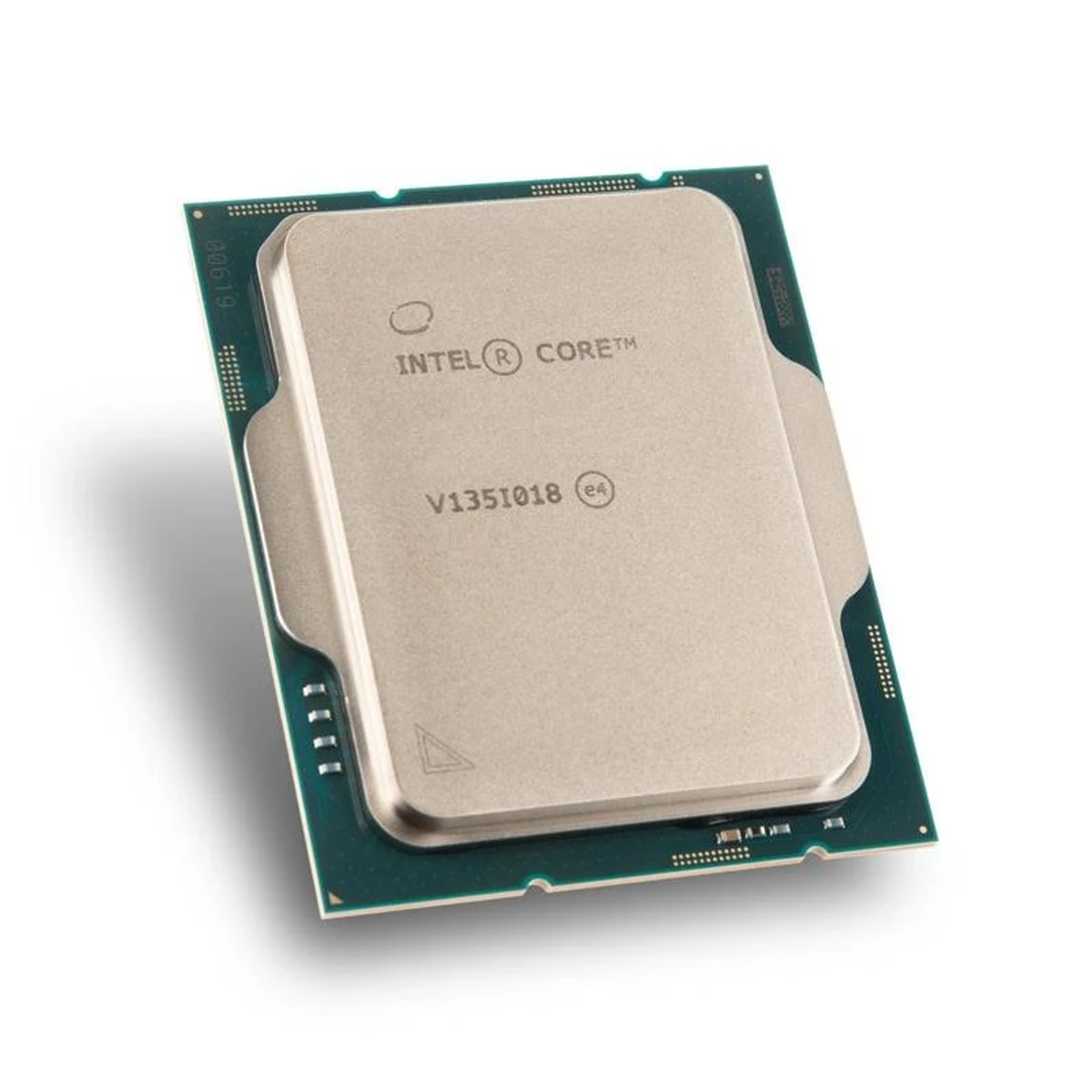 CPU de ordenador. El procesador es de color plateado. Fondo blanco.
