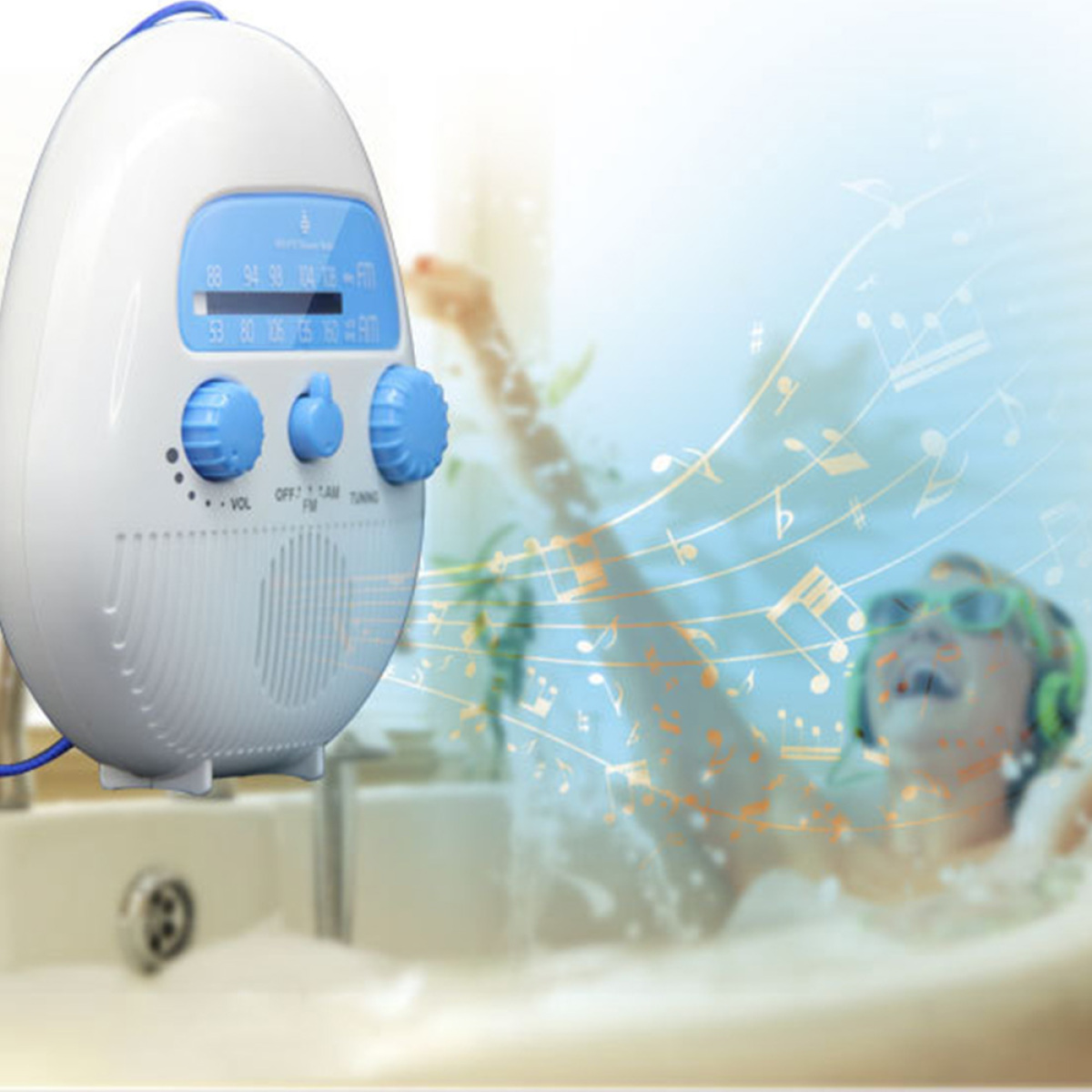 Ein weißes, eiförmiges Radio mit blauen Details und ein Kind in der Badewanne mit Noten.