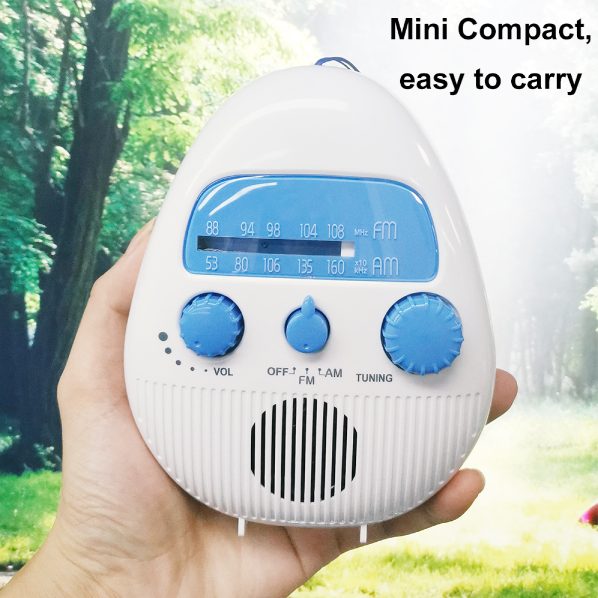 Eine Hand hält ein weiß-blaues Mini-Radio. Es hat Knöpfe und einen Lautsprecher.