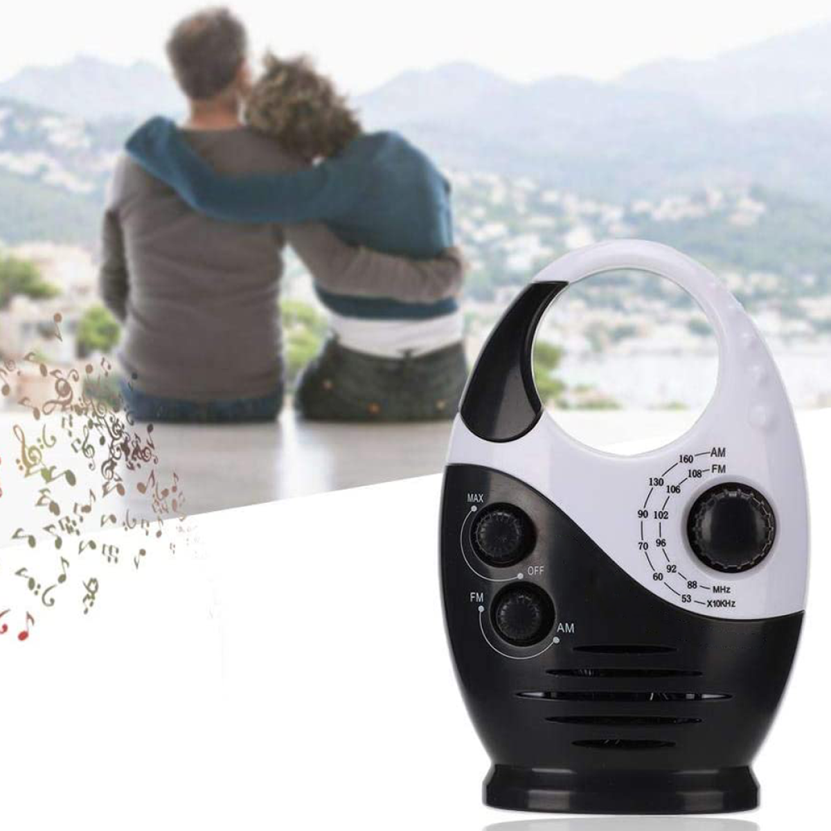 Schwarz-Weiß-Radio mit zwei Knöpfen. Zwei Personen sind im Hintergrund verschwommen.