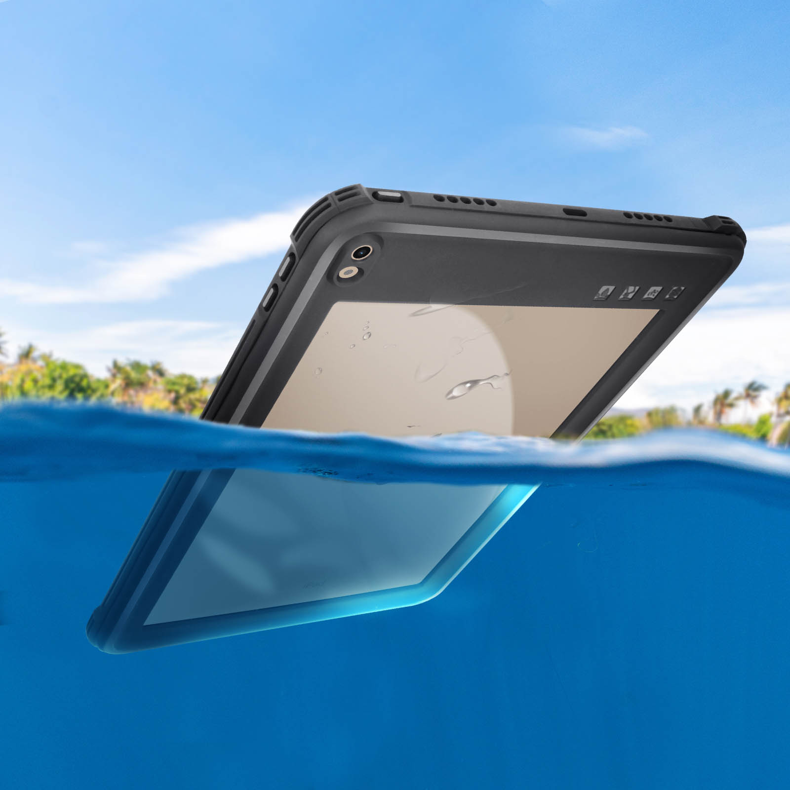 Tablet in einer wasserdichten Hülle im Wasser. Blauer Himmel und Wasser.