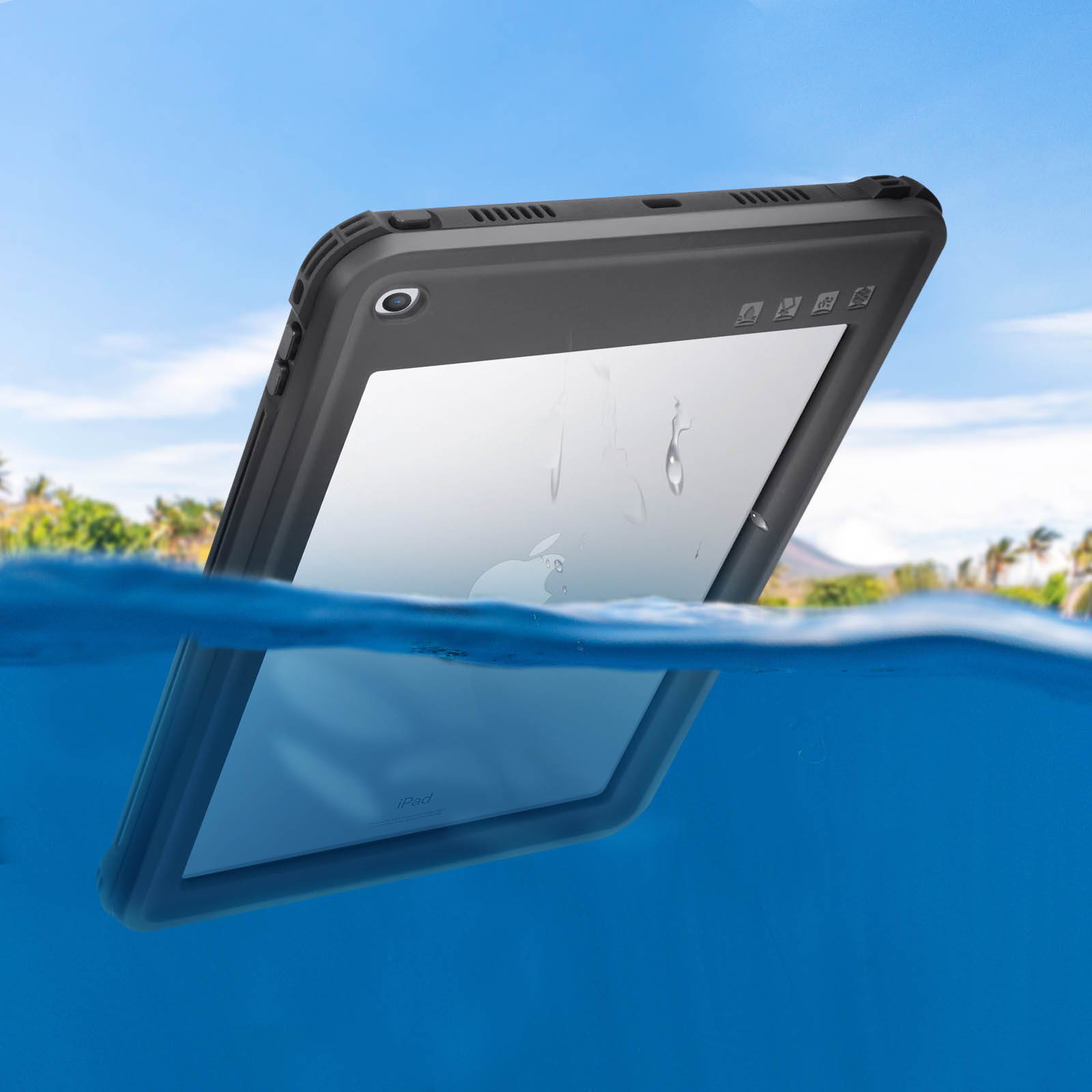 Tablet in custodia impermeabile che galleggia nell'acqua. Cielo blu e acqua sullo sfondo.