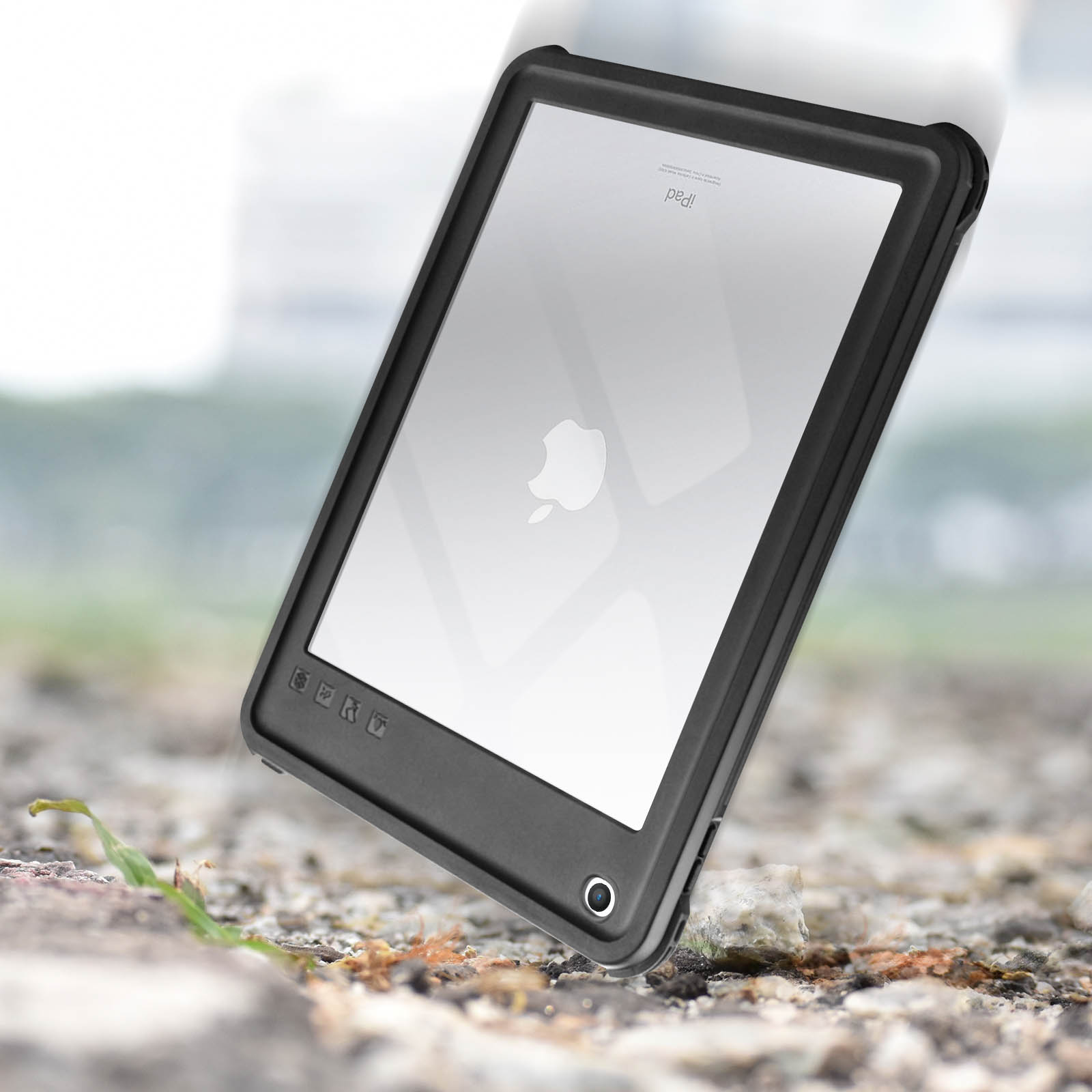 Un tablet nero in una custodia nera è leggermente inclinato, appoggiato su una superficie di pietra.