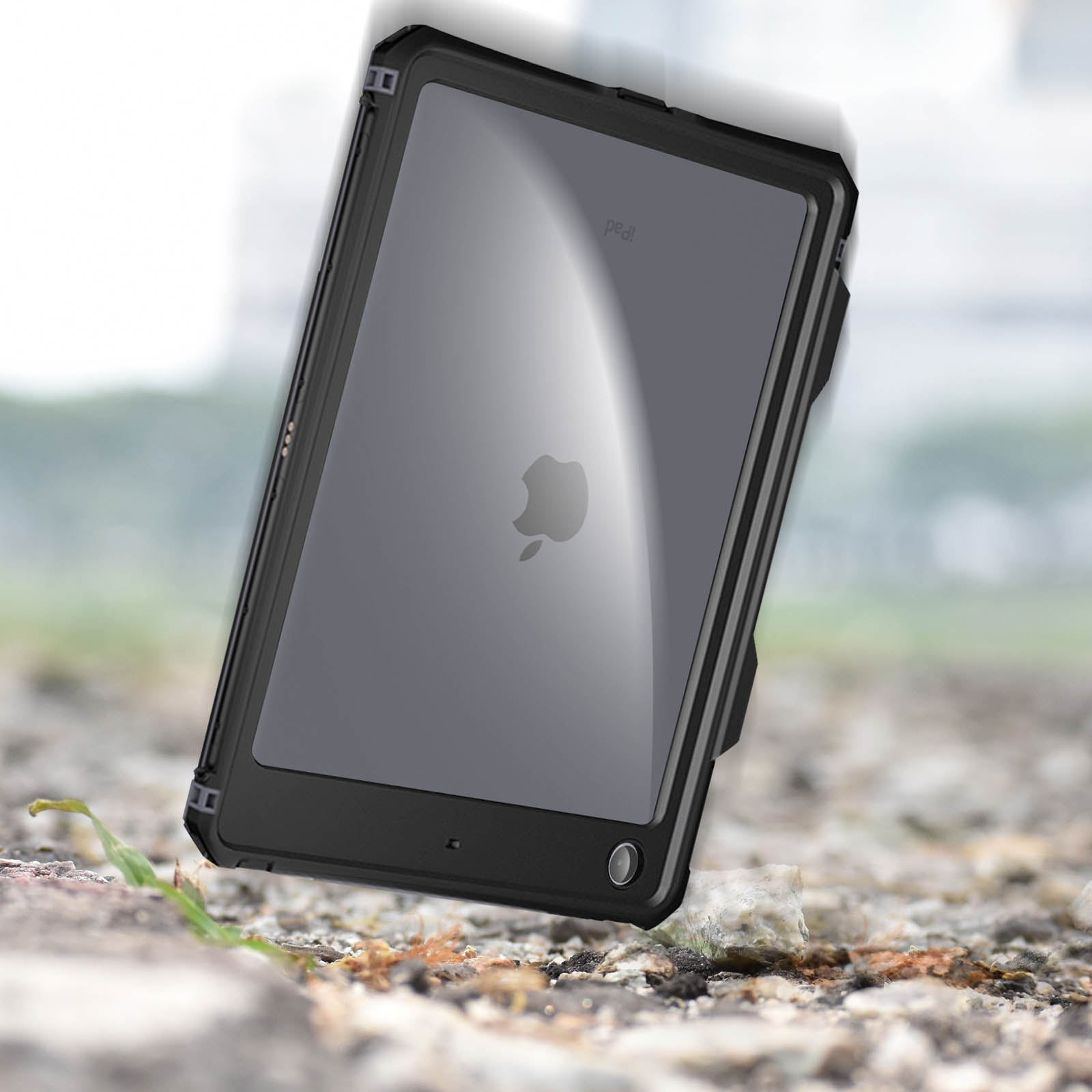 Schwarze iPad-Hülle mit klarer Vorderseite. Das iPad ist darin. Die Hülle liegt auf felsigem Untergrund.