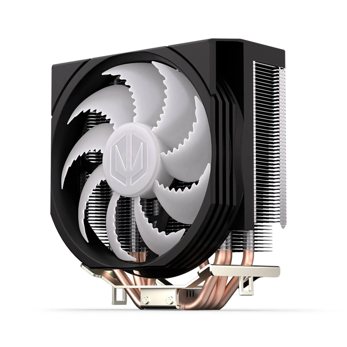 Czarny cooler CPU z białymi łopatkami wentylatora. Miedziane rurki cieplne i srebrny wspornik.