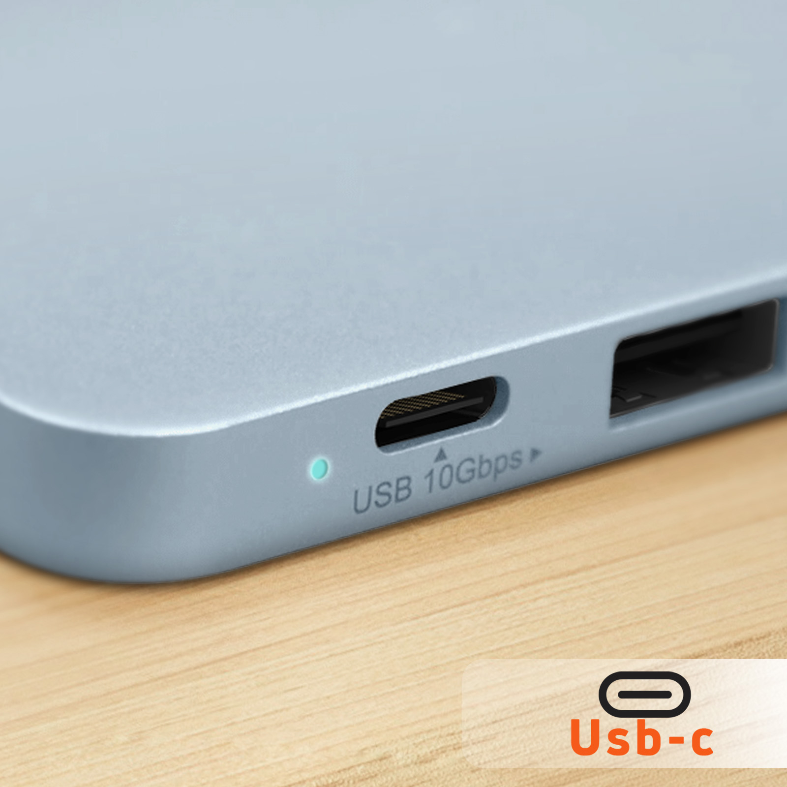 Nahaufnahme eines silbernen Geräts mit einem USB 10 Gbit/s-Anschluss und einem USB-C-Logo.