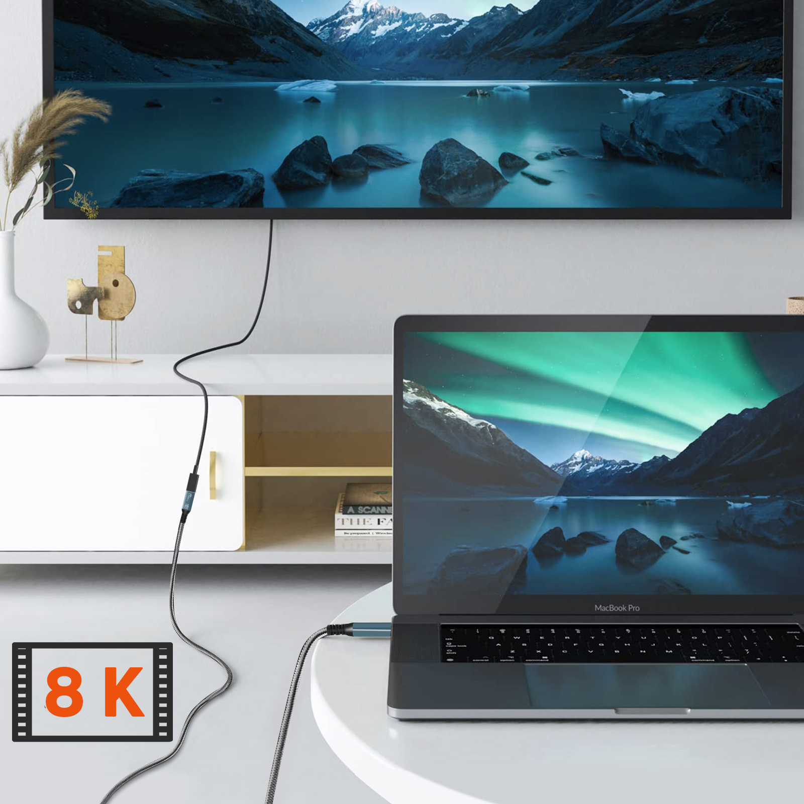Laptop e TV collegati con cavo. Logo 8K e sfondo sfocato.