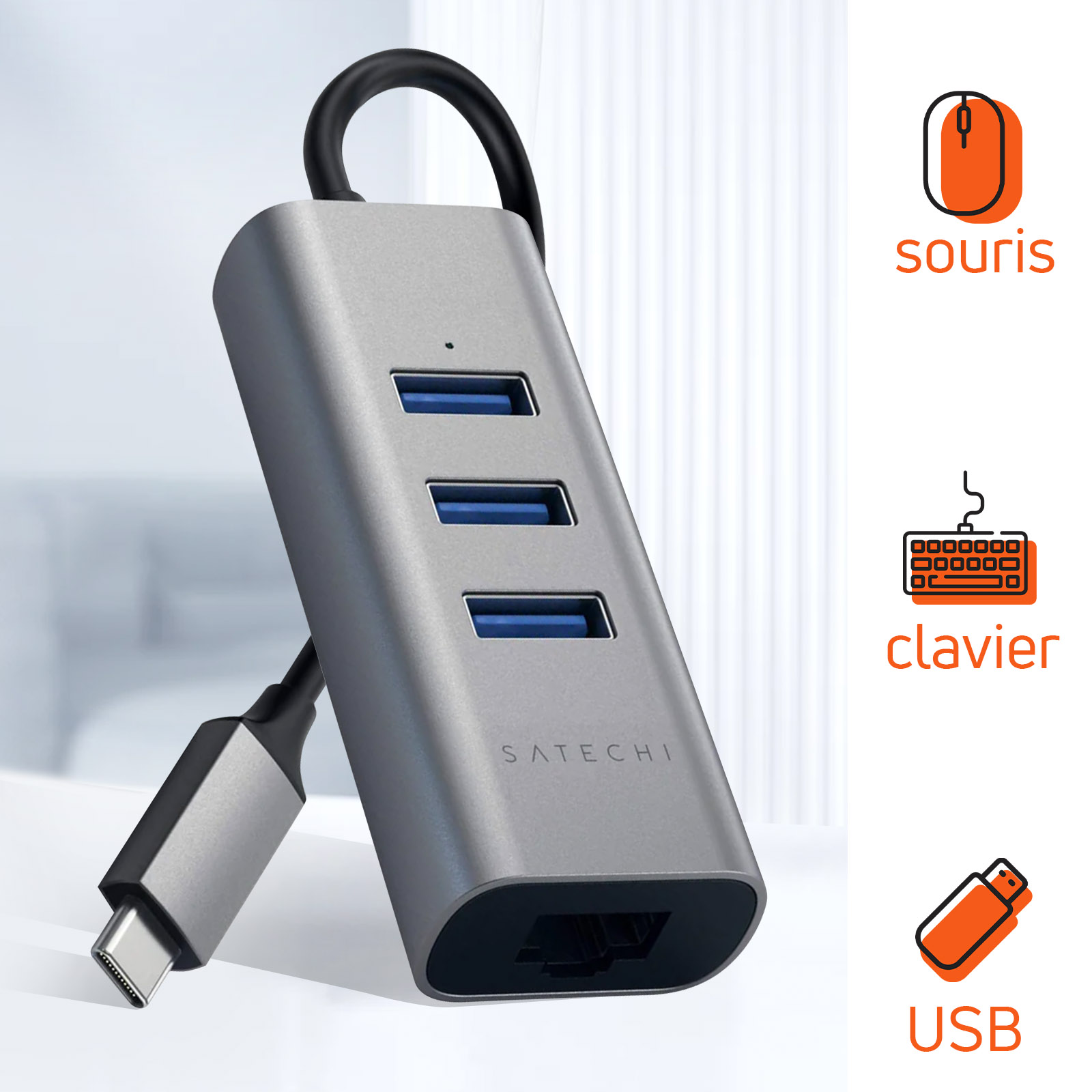 Ein silberner USB-Hub mit drei USB-Anschlüssen, einem USB-C-Anschluss und Etiketten für souris, clavier, USB.