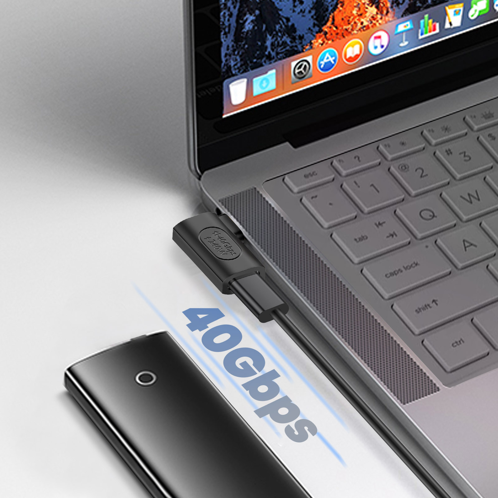 Cavo nero collegato a un laptop e un disco rigido esterno nero, etichetta 40Gbps.