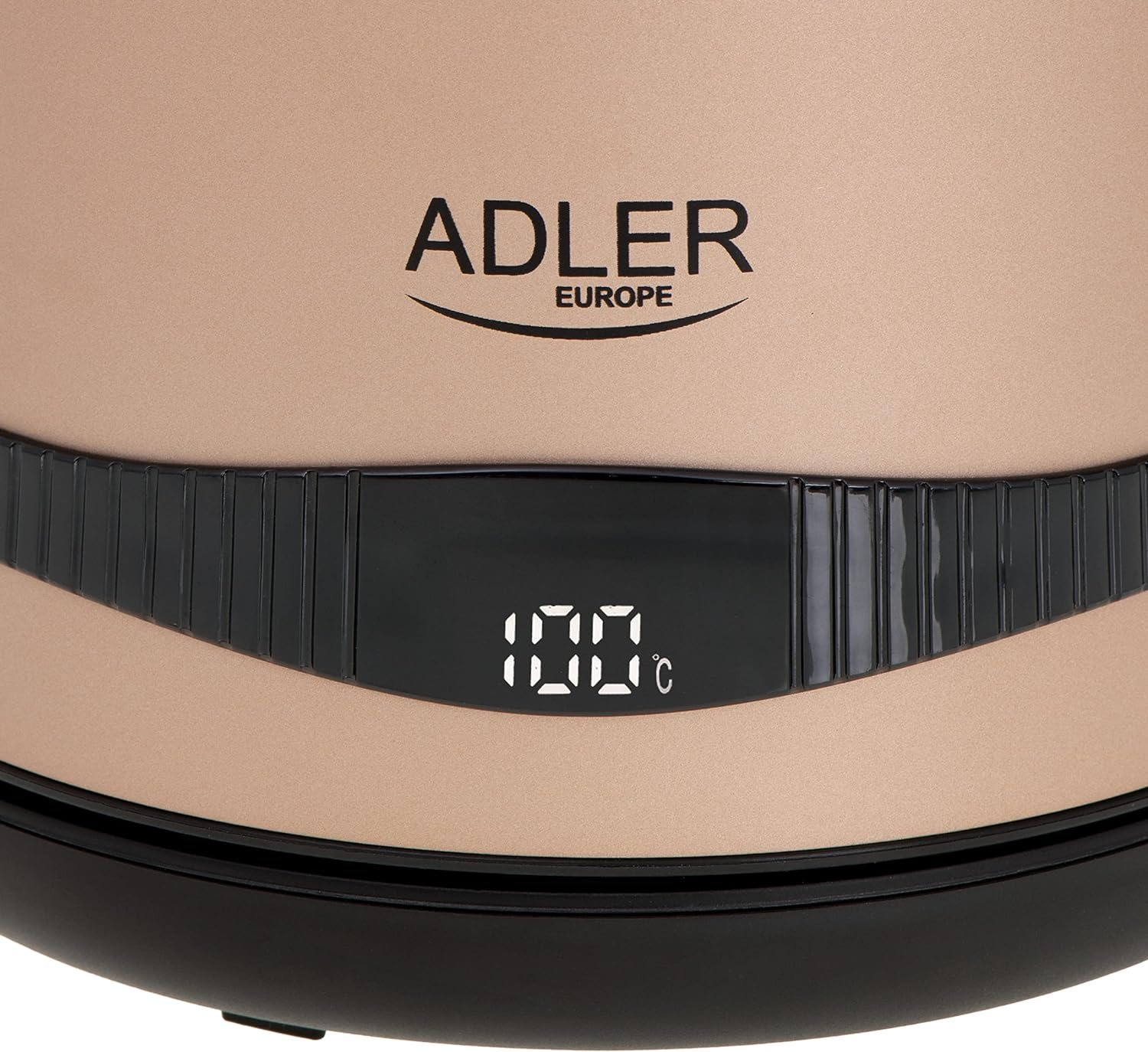 Ein goldfarbener Wasserkocher mit digitaler Anzeige, die 100°C anzeigt. Die Marke ist ADLER.