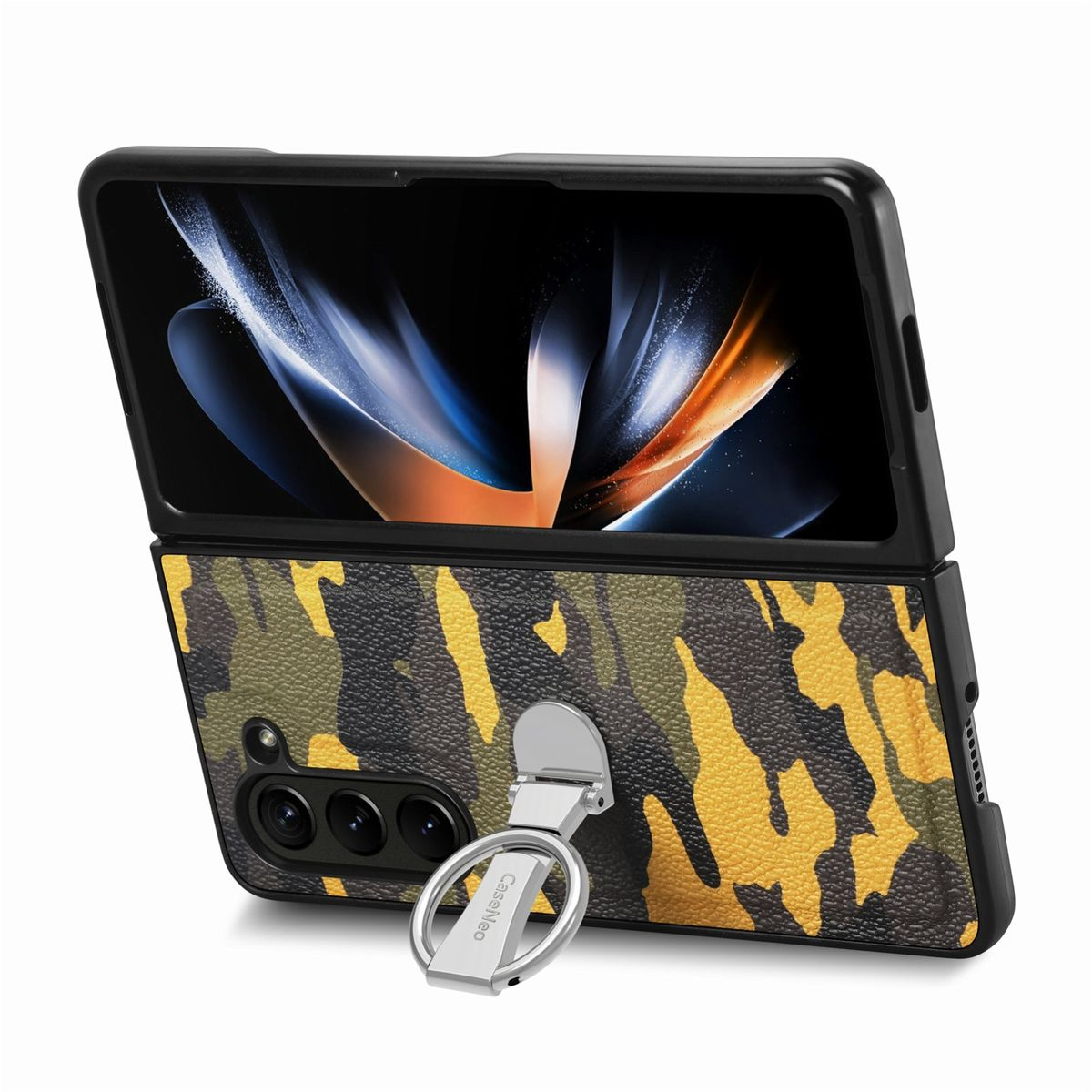 Una funda de teléfono con diseño de camuflaje. Tiene un soporte de anillo y un teléfono dentro.
