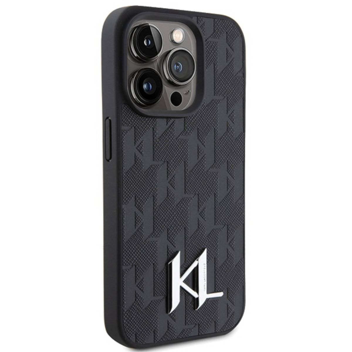 Tekrarlayan desenli, gümüş logolu ve kamera lensli siyah telefon kılıfı. Yakın çekim.