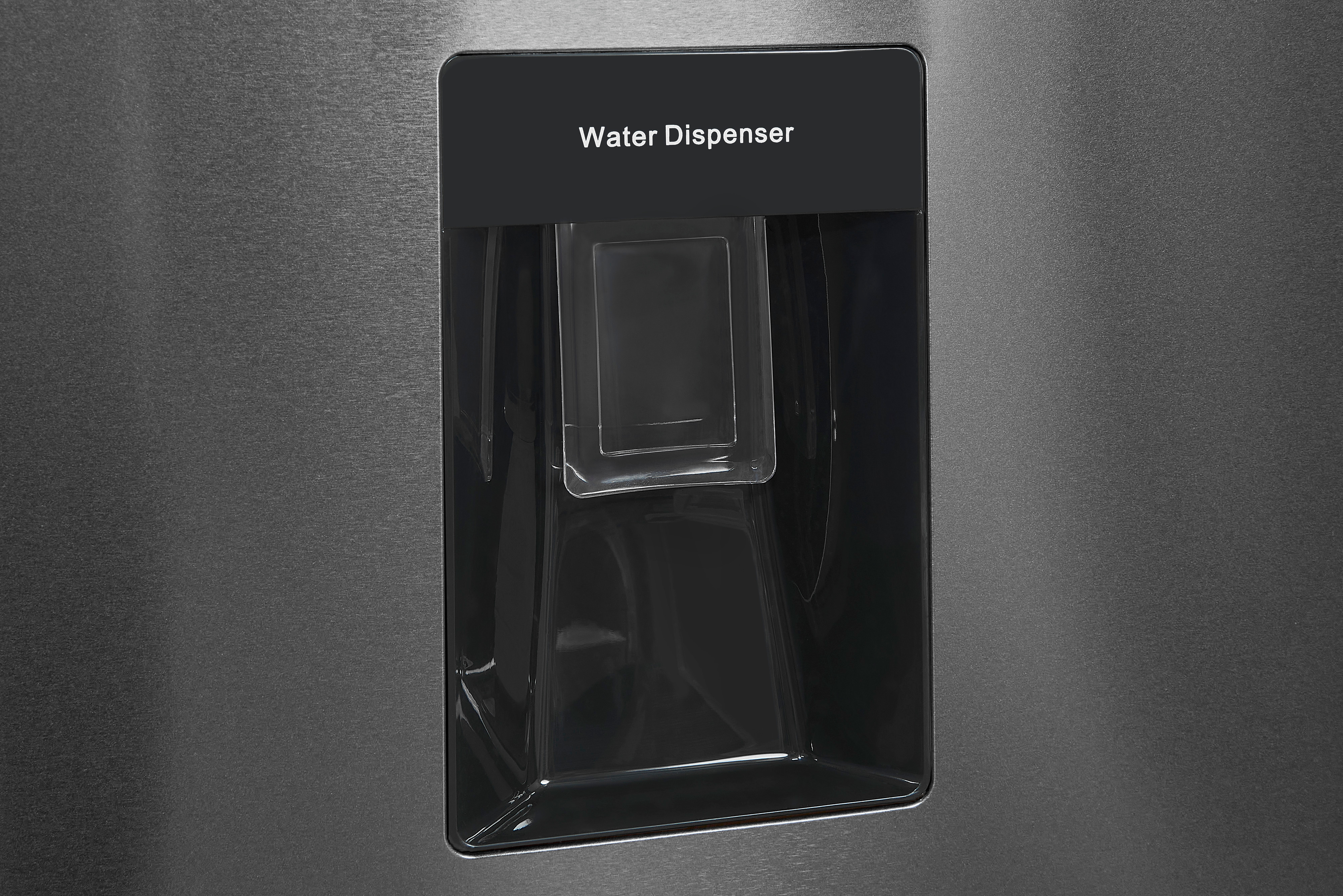 Edelstahl-Kühlschrank-Wasserspender. Er hat einen schwarzen Kunststoff-Wasseraufnahmebereich mit "Water Dispenser".