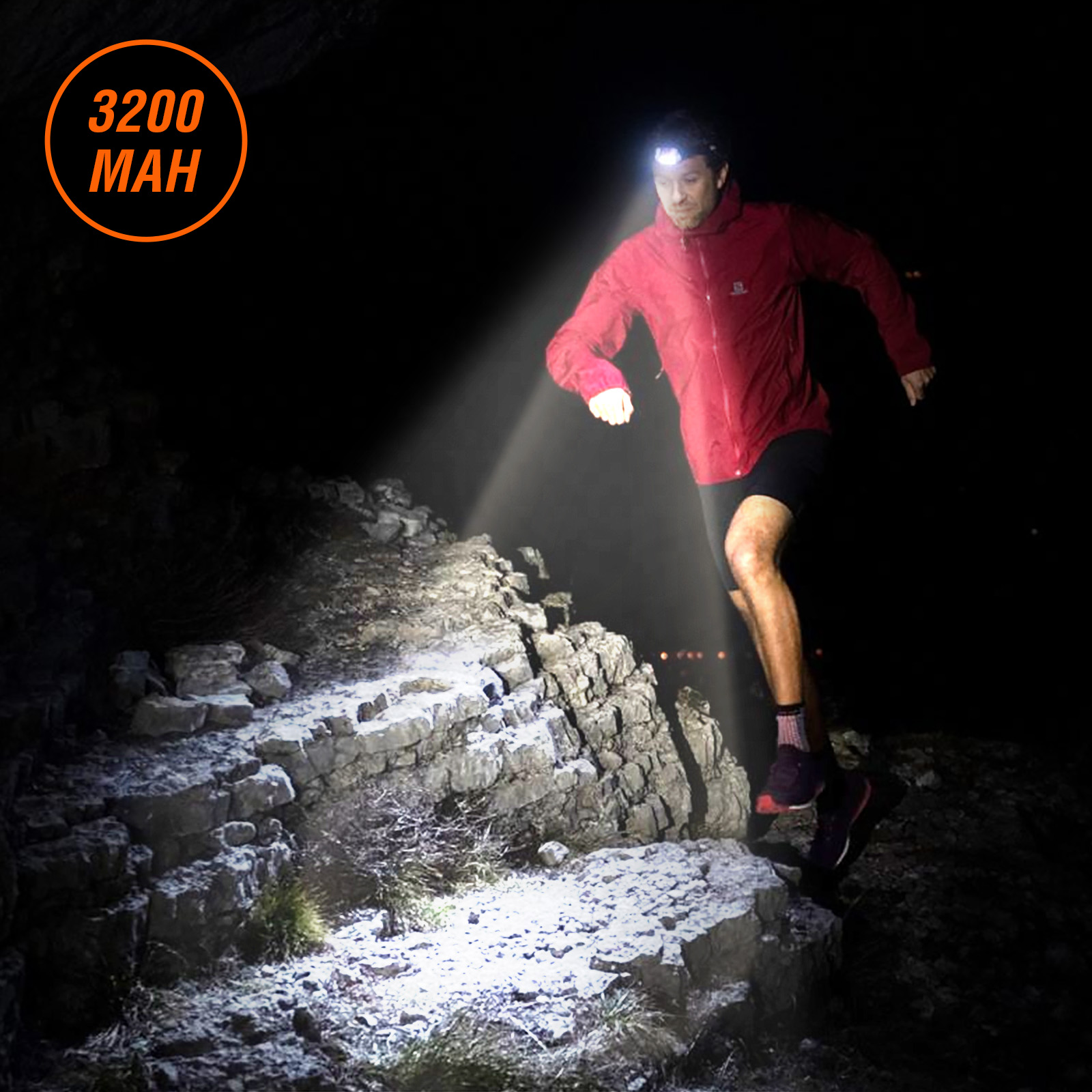 Uomo che corre di notte con lampada frontale. Testo: 3200 MAH.