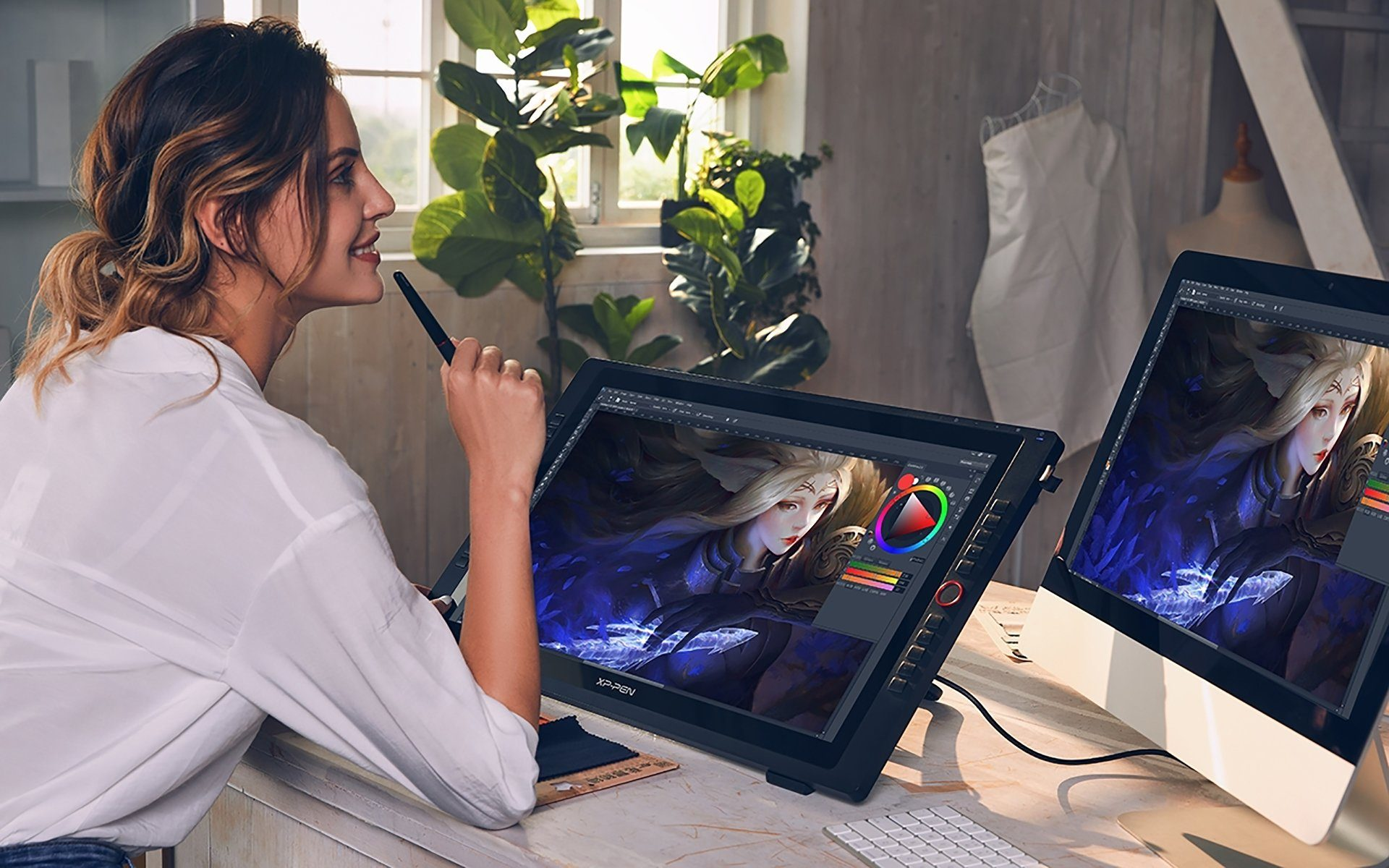 Eine Frau benutzt ein Zeichentablett mit einem Stift, daneben ein Monitor.