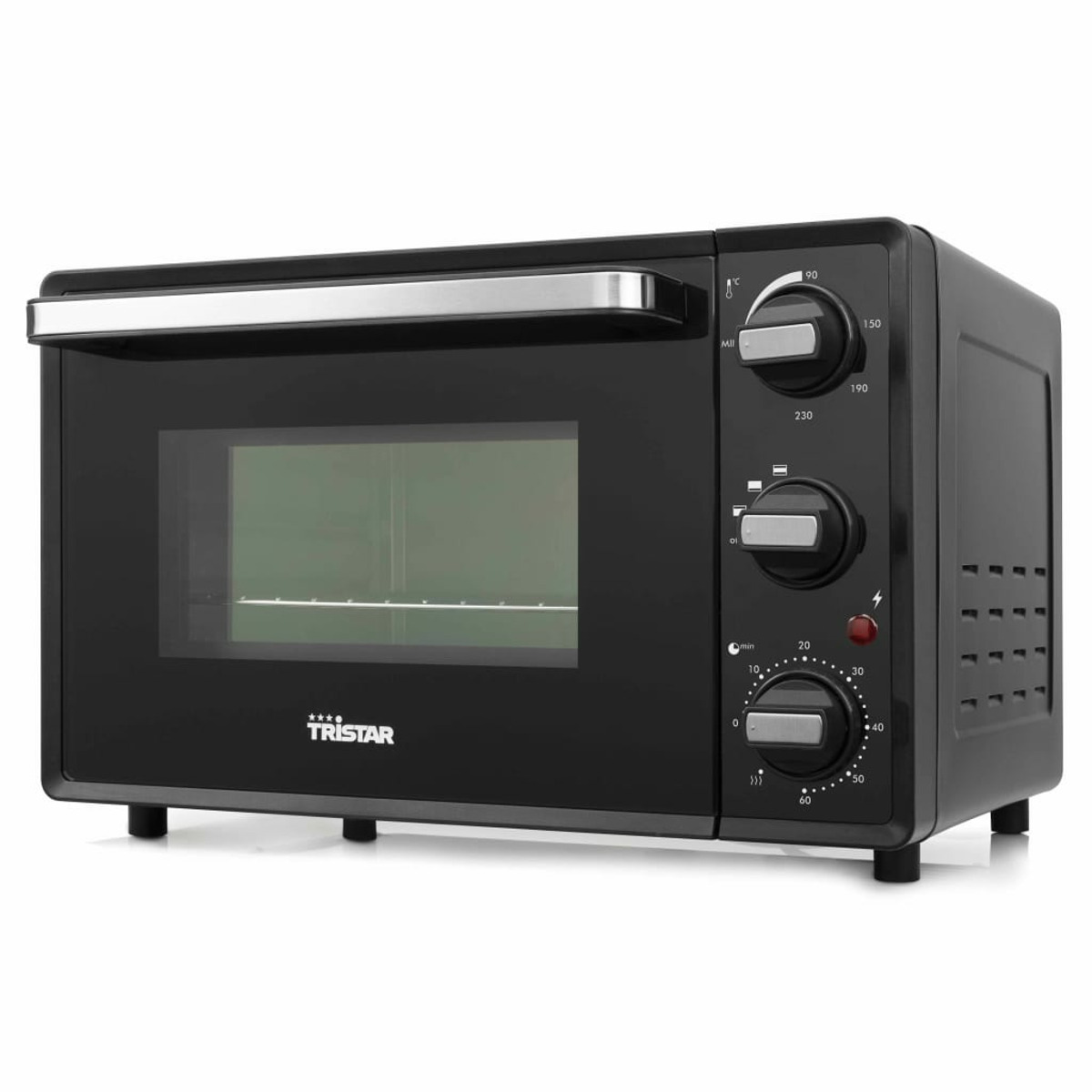 Un forno Tristar nero con manopole e maniglia, isolato su bianco.