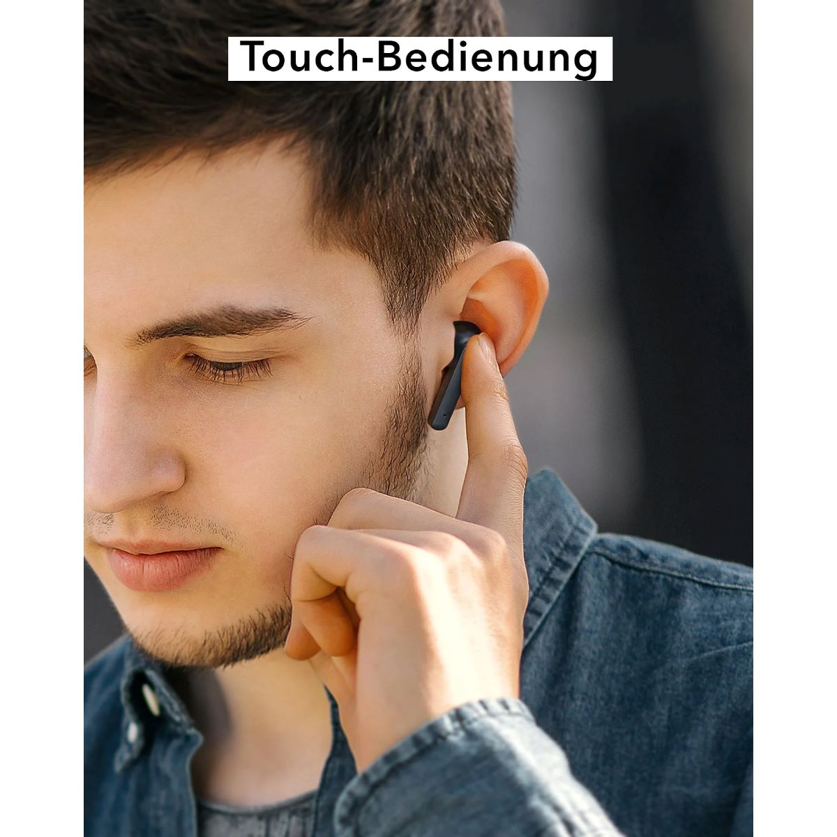 Ein Mann mit Jeanshemd benutzt einen schwarzen Ohrhörer. Der Text Touch-Bedienung steht darüber.