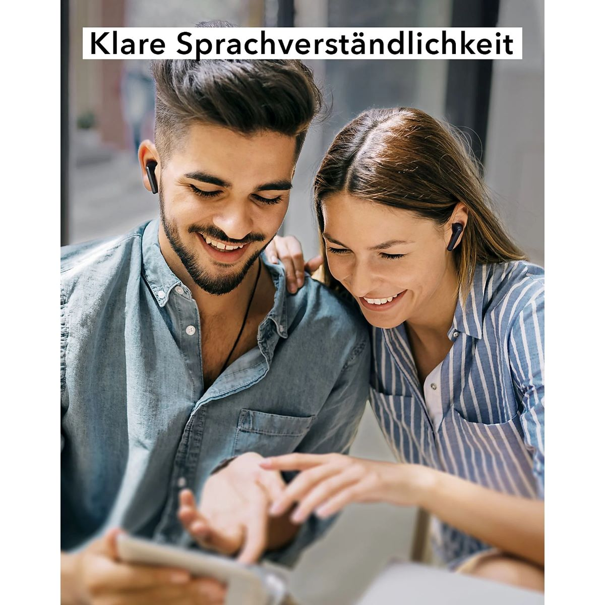 Lächelndes Paar mit Ohrhörern, blickt auf ein Tablet. Text: Klare Sprachverständlichkeit.