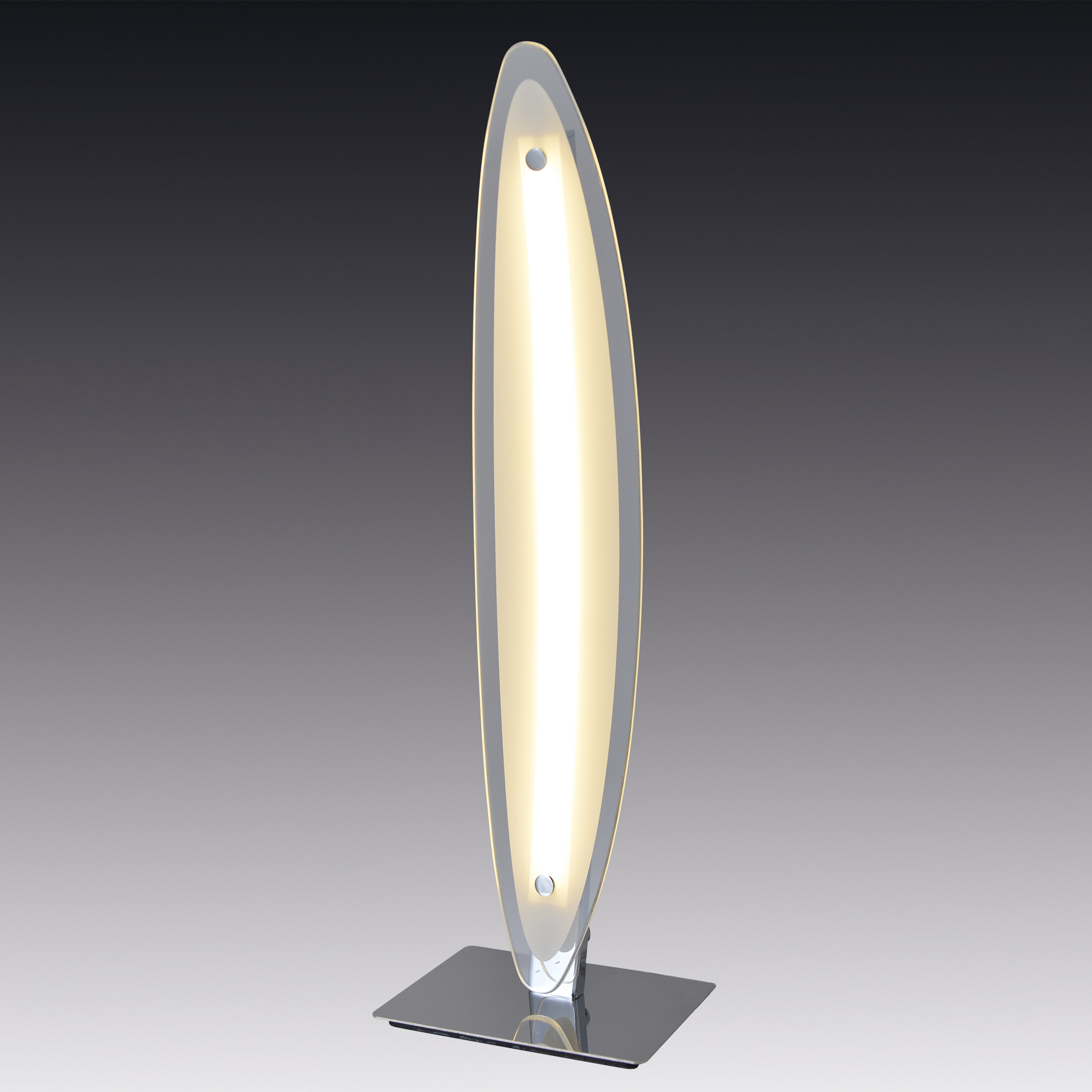 Hohe, beleuchtete, oval geformte Lampe mit Chromfuß, auf grauem Farbverlauf.