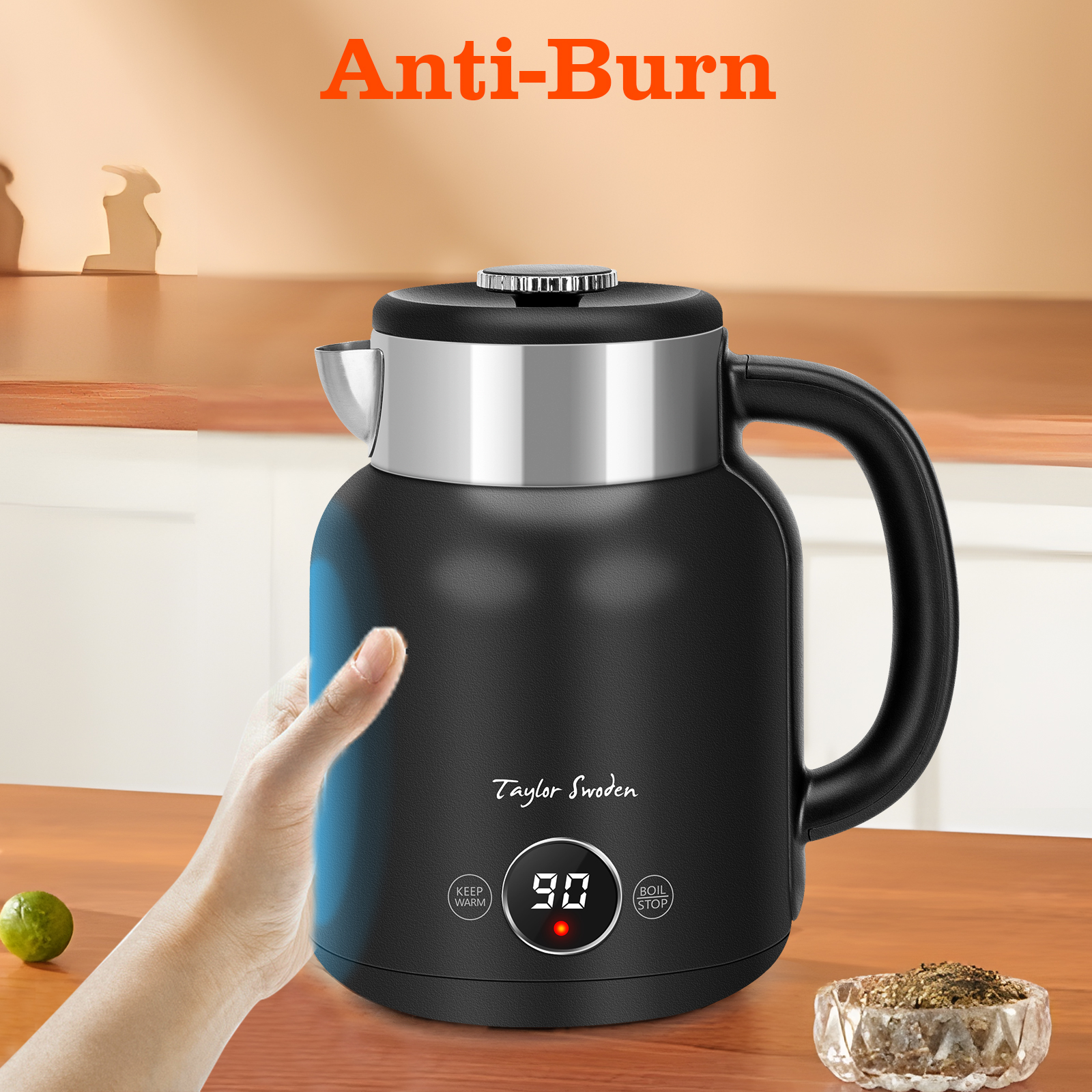 Ein schwarzer Wasserkocher steht auf einer Holzoberfläche. Eine Hand berührt den Wasserkocher. Der Text lautet Anti-Burn.