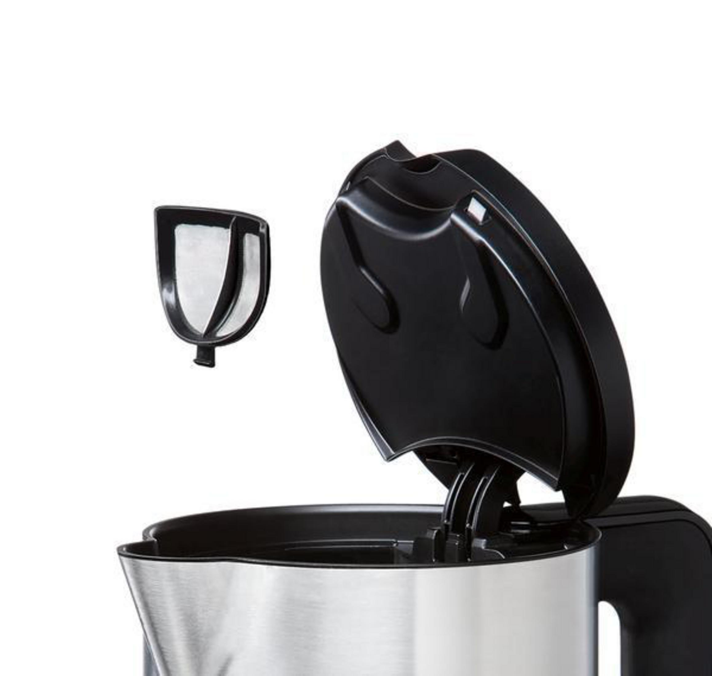 Czajnik z otwartą pokrywą i filtrem.