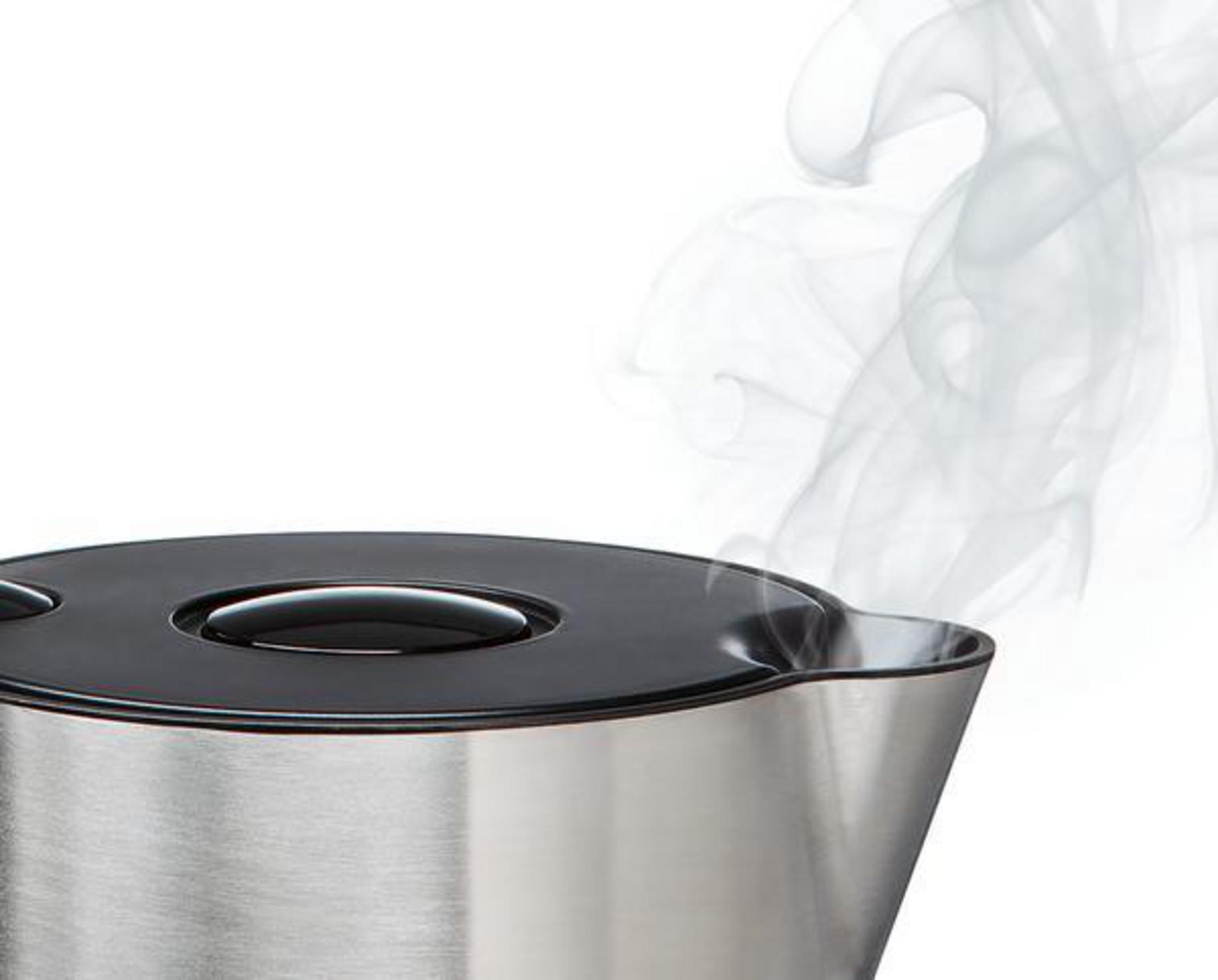 Czajnik ze stali nierdzewnej z parą unoszącą się z wylewki, na białym tle.