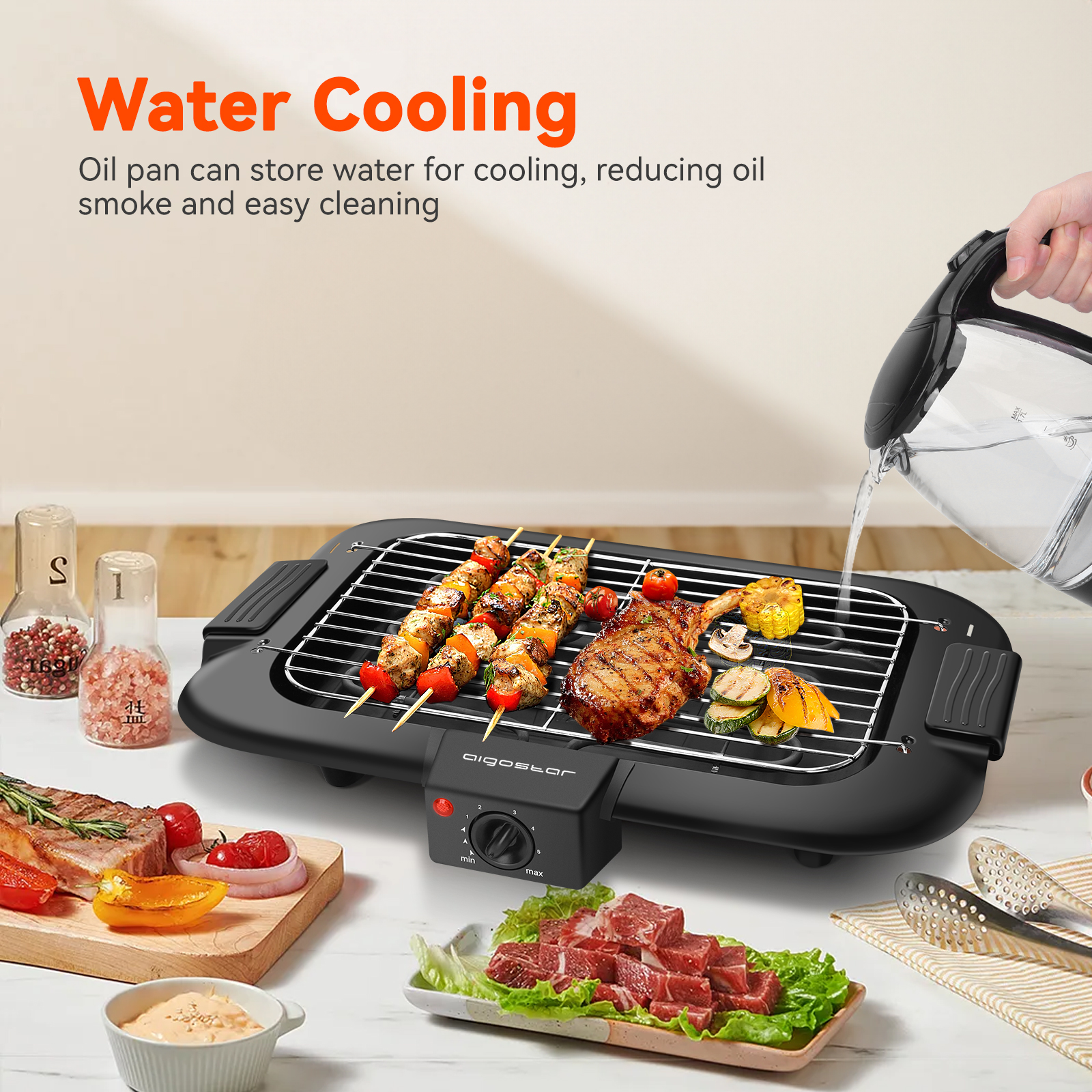 Una parrilla eléctrica con comida cocinándose: brochetas, bistec, verduras. Se vierte agua para enfriar.