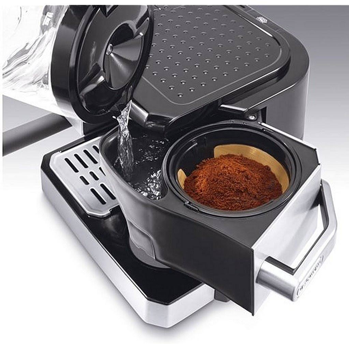 Ekspres do kawy z wodą wlewaną do filtra z mieloną kawą.