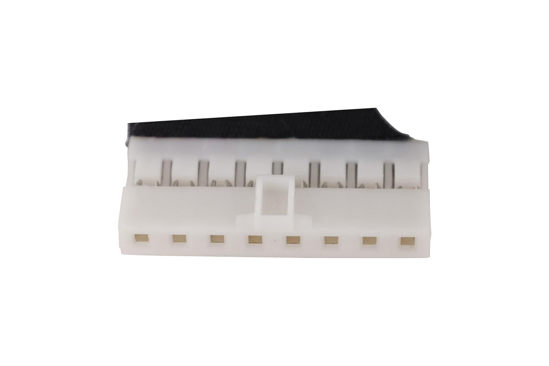 Connettore bianco con pin, isolato su bianco. Striscia di schiuma nera sopra.