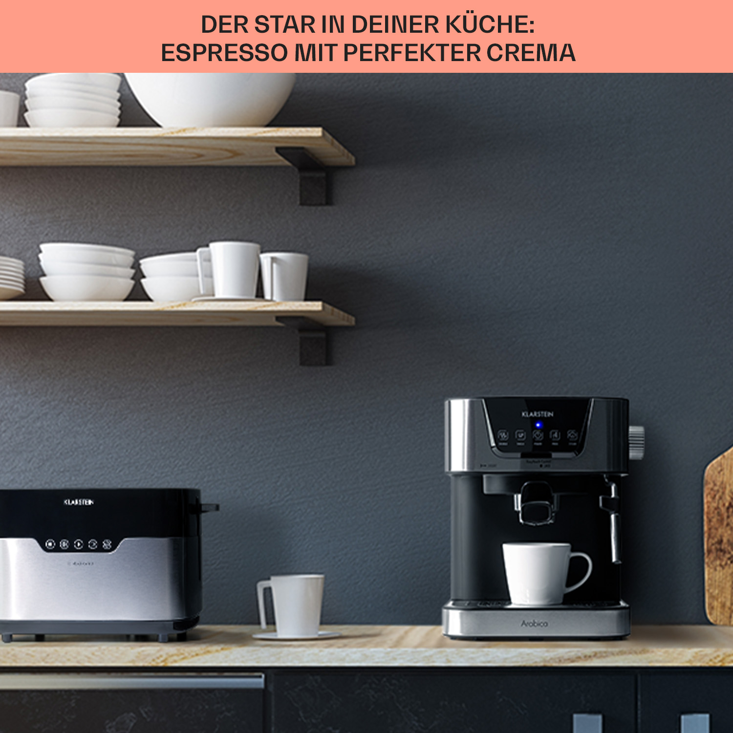 Küche mit Espressomaschine und Mühle. Weiße Tassen auf der Theke. Dunkle Wand und Holzregal.
