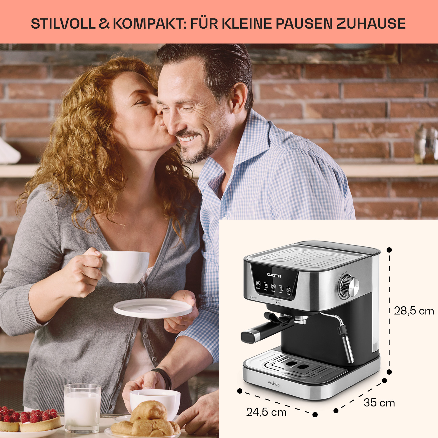 Paar küsst sich neben einer Kaffeemaschine. Eine Tasse und ein Teller sind im Vordergrund.