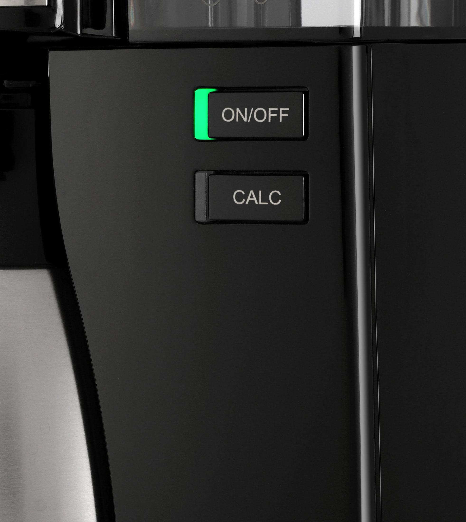 Zbliżenie czarnego ekspresu do kawy z przyciskami ON/OFF i CALC oraz zielonym światłem.