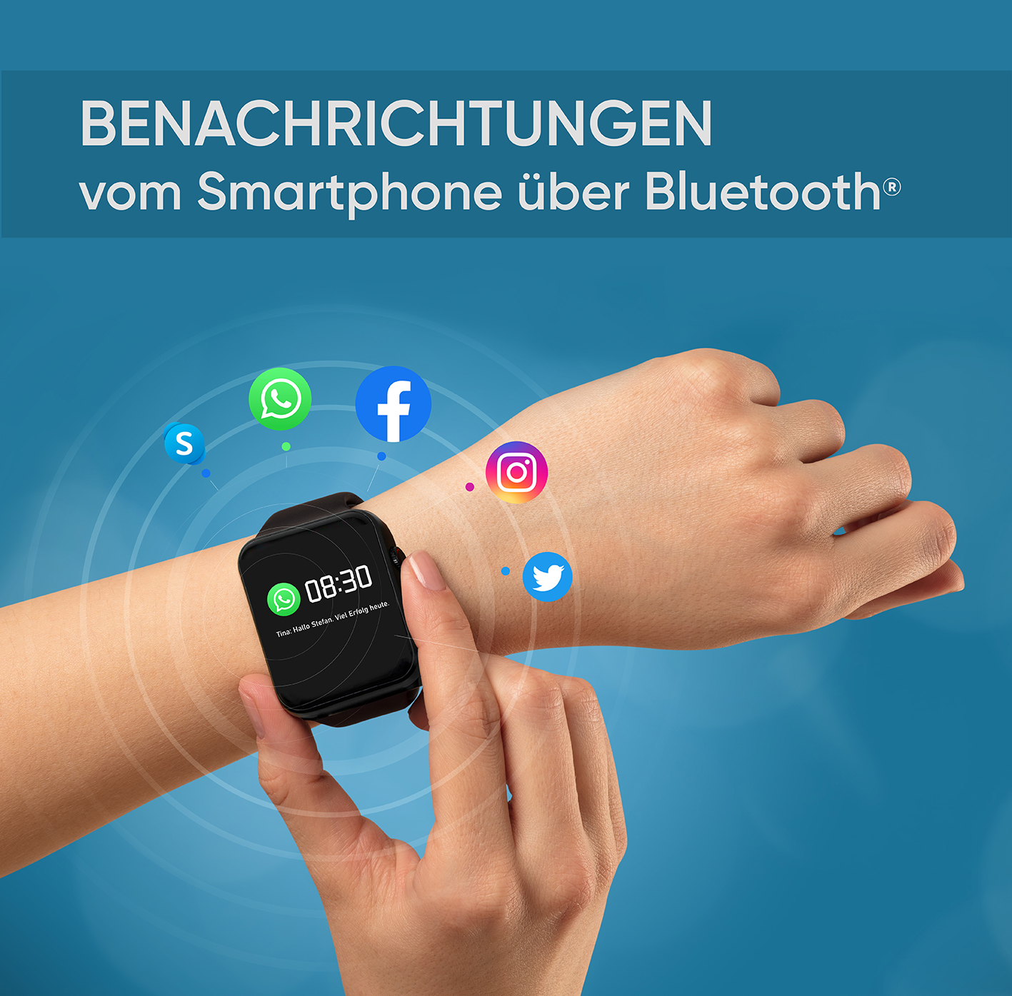Eine Armbanduhr empfängt Benachrichtigungen von Social-Media-Apps über Bluetooth.
