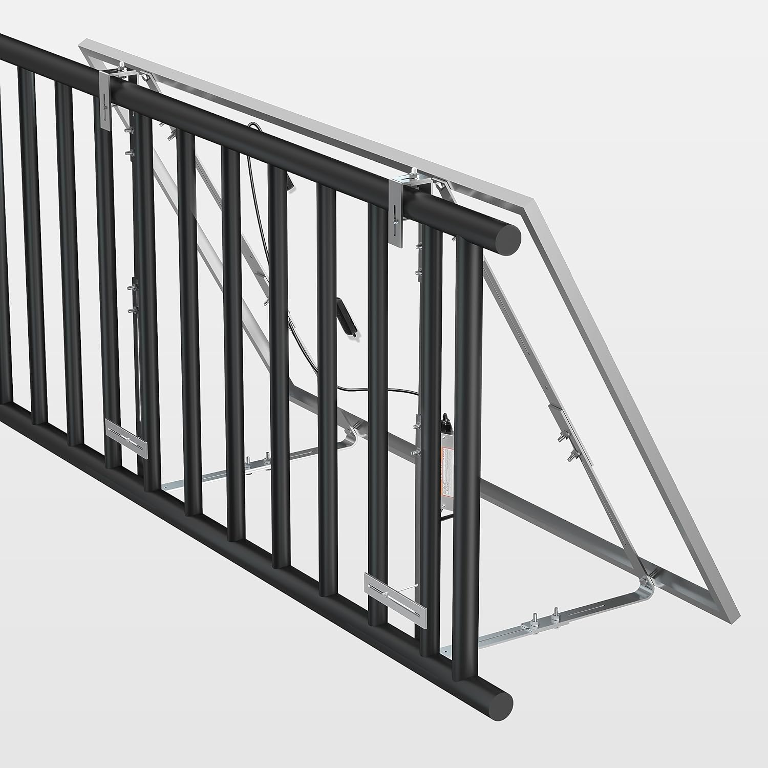 Schwarzer Metallzaun mit Solarpanel. Der Metallzaun befindet sich im Vordergrund mit hellem Hintergrund.
