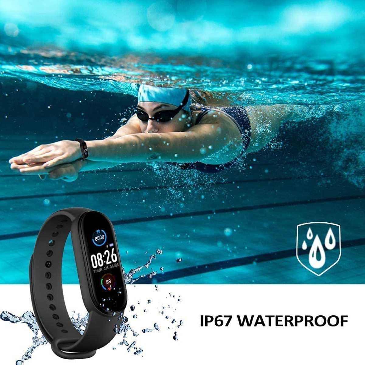 Schwimmer im Pool, mit Brille und schwarzem Fitness-Tracker. Schwarzer Tracker mit Anzeige von Zeit und Statistiken.