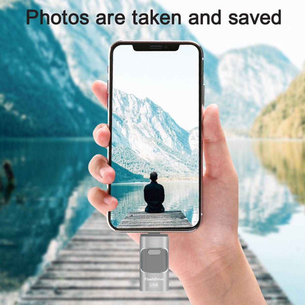 Person hält Telefon mit Foto einer Person in der Natur. USB-Stick am Telefon.