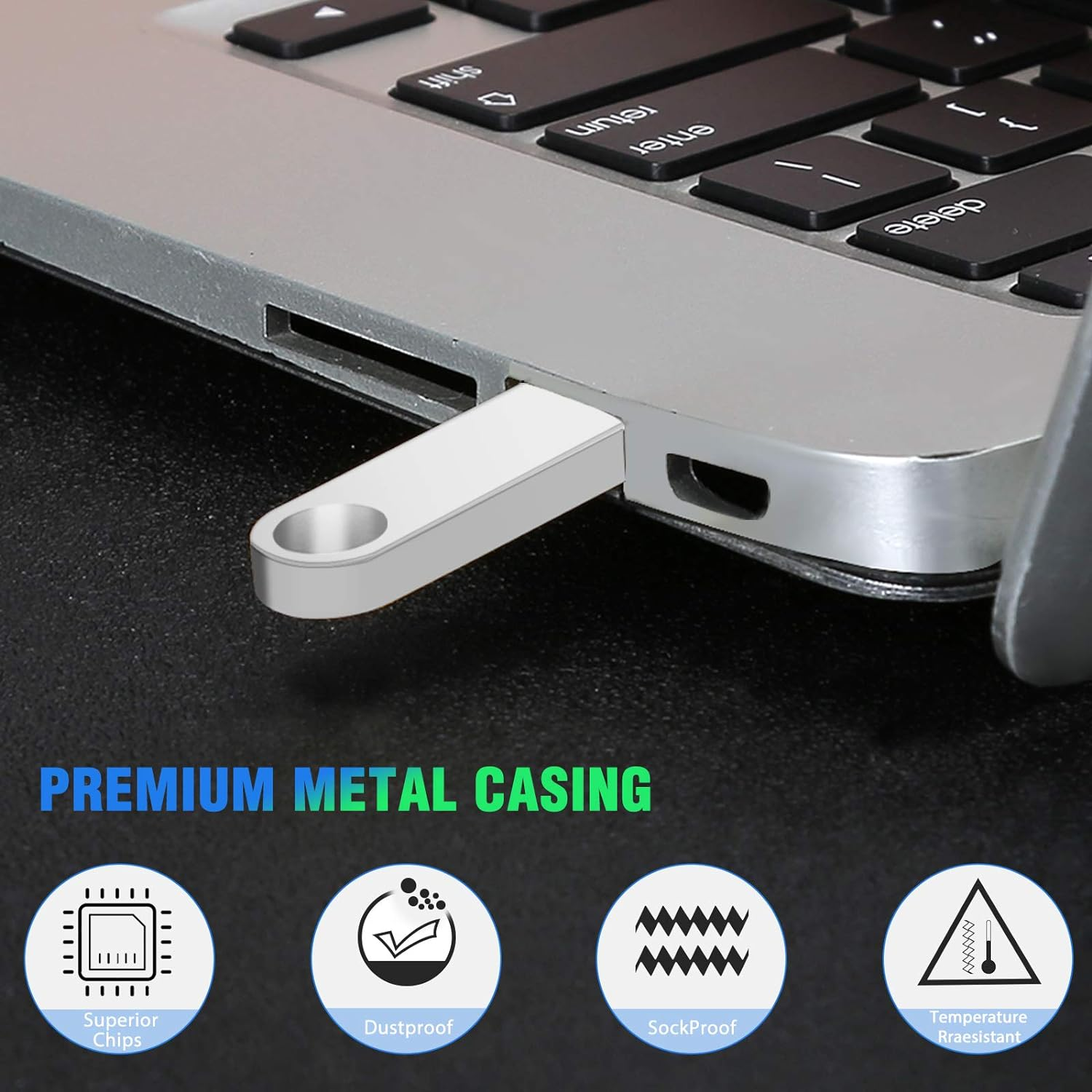 Silberner USB-Stick, der in einen Laptop eingesteckt ist, mit Grafiken auf der Unterseite.