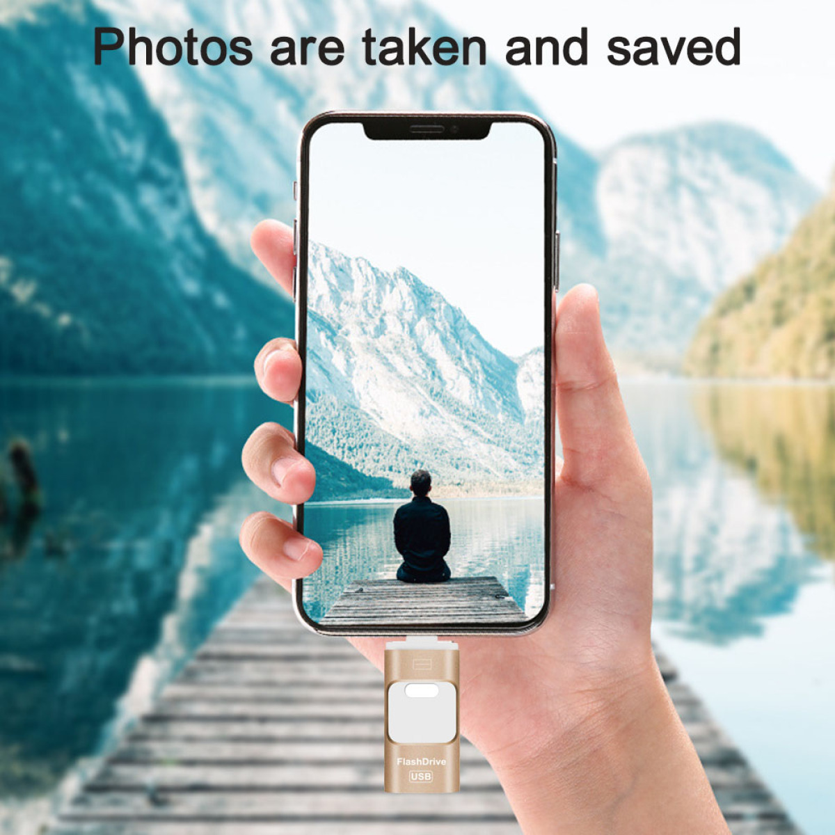 Hand, die ein Telefon hält, das ein Landschaftsfoto anzeigt. Ein USB-Laufwerk ist eingesteckt.