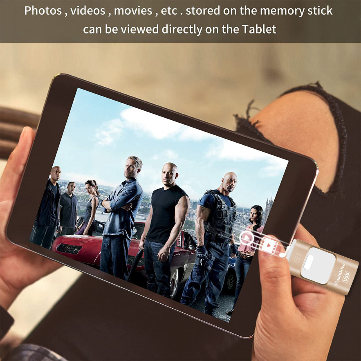Tablet zeigt eine Filmszene. Ein USB-Stick ist mit dem Tablet verbunden.