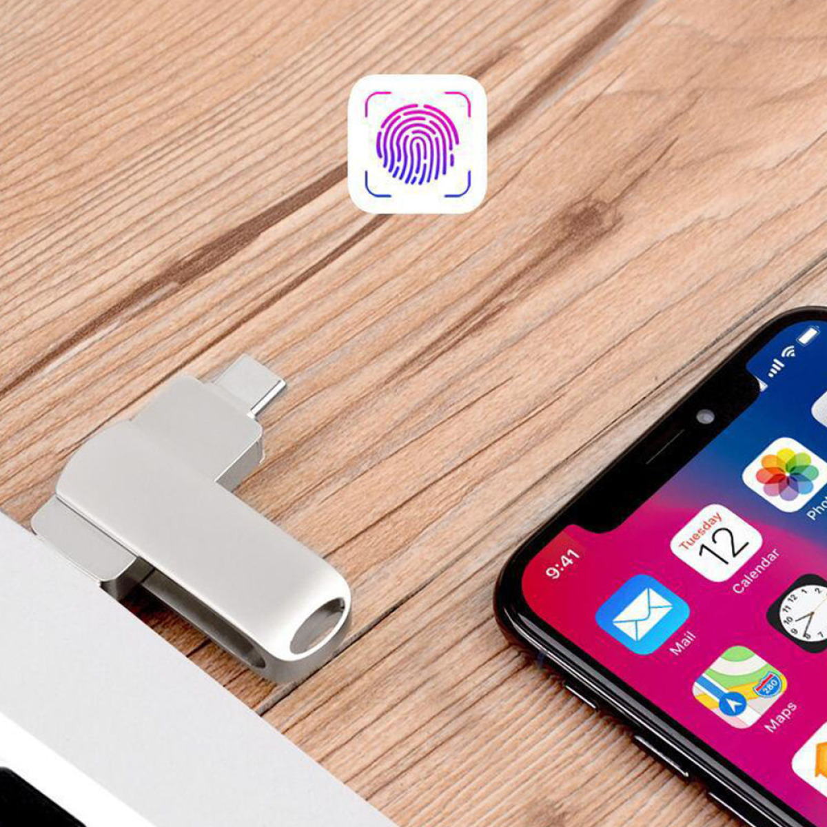 Telefon und silberner Adapter auf Holzoberfläche, mit Fingerabdrucksymbol darüber.