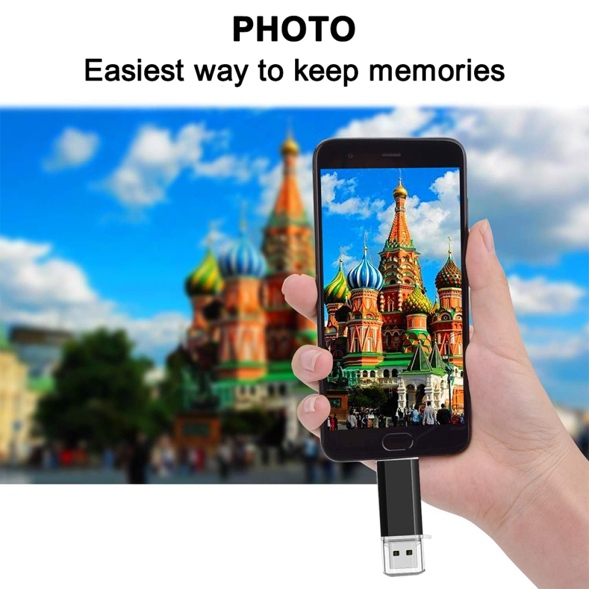 Hand hält Smartphone mit USB-Stick. Der Bildschirm zeigt ein Foto eines bunten Gebäudes.