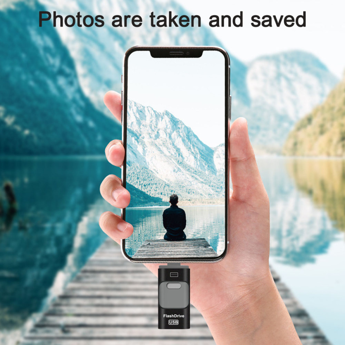 Eine Hand hält ein Telefon, das eine Person auf einem Dock zeigt, ein USB-Laufwerk ist angeschlossen.