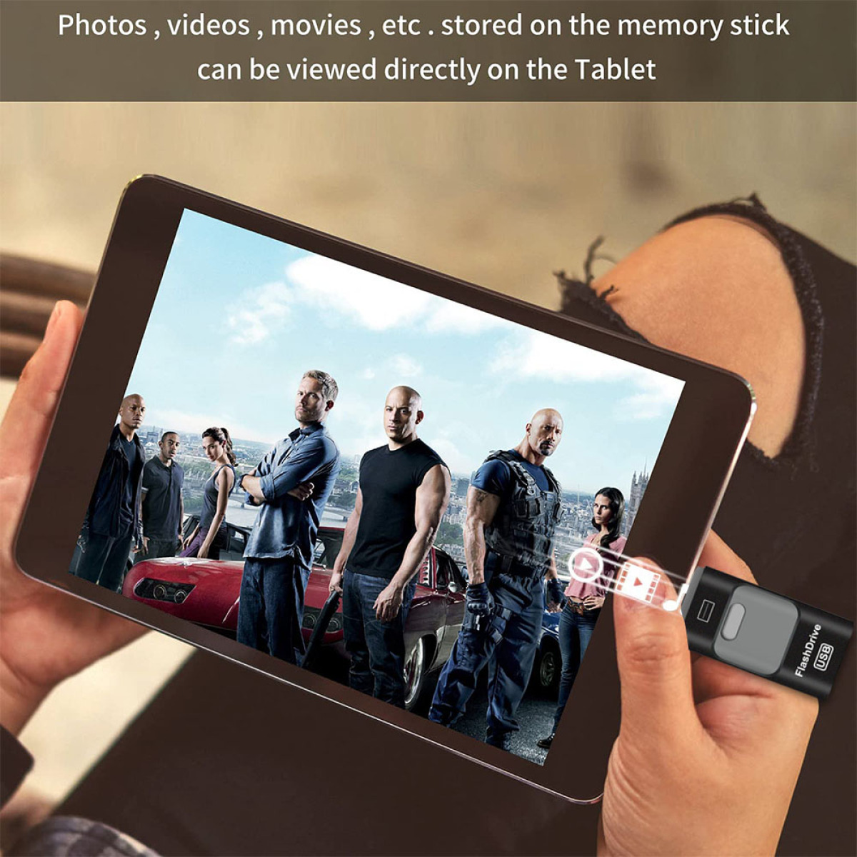 Tablet zeigt Film und USB-Laufwerk. Das Bild hat Familie und USB-Text.